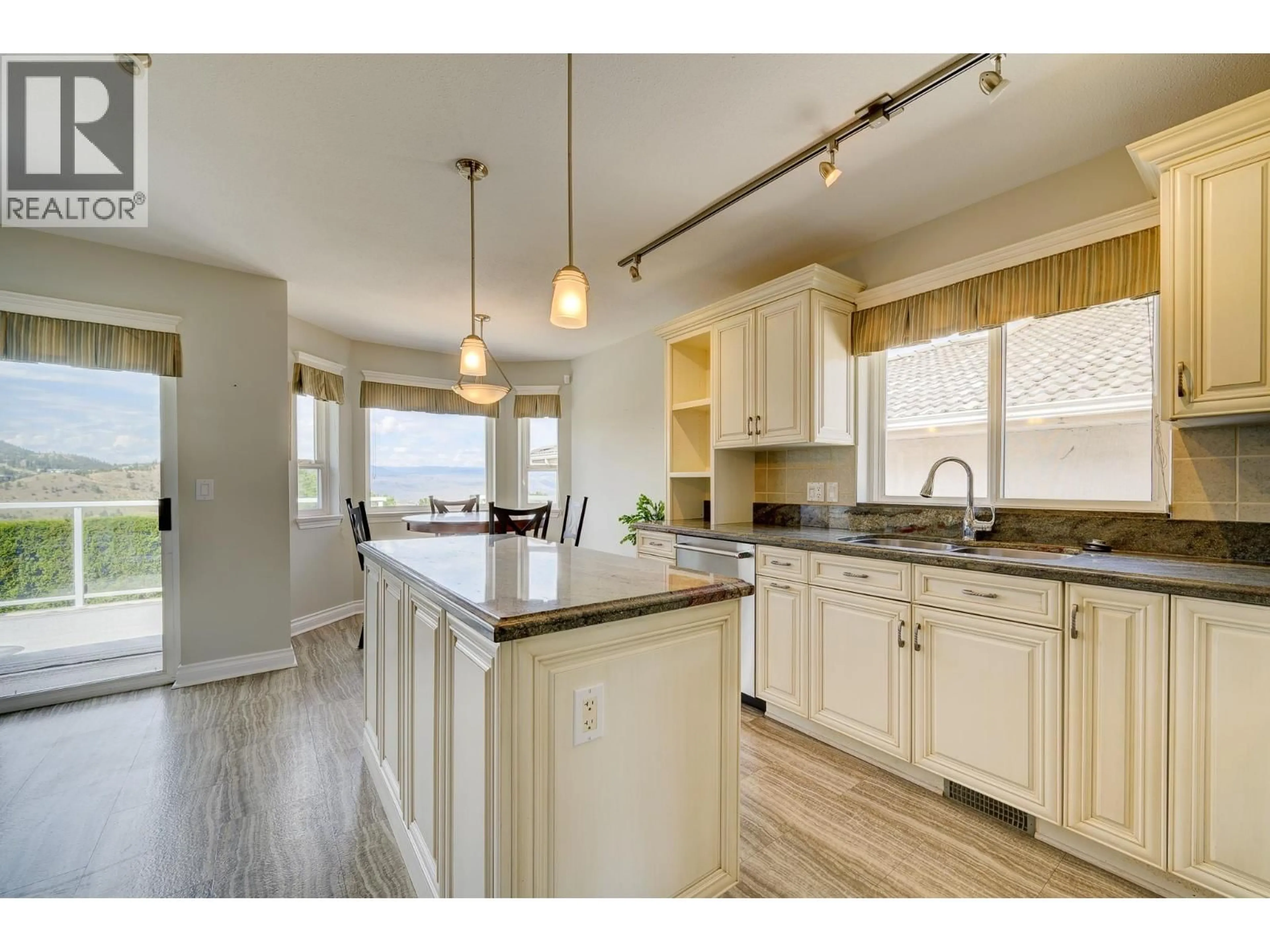 Open concept kitchen, unknown for 1956 GLOAMING DRIVE, Kamloops British Columbia V1S1P8