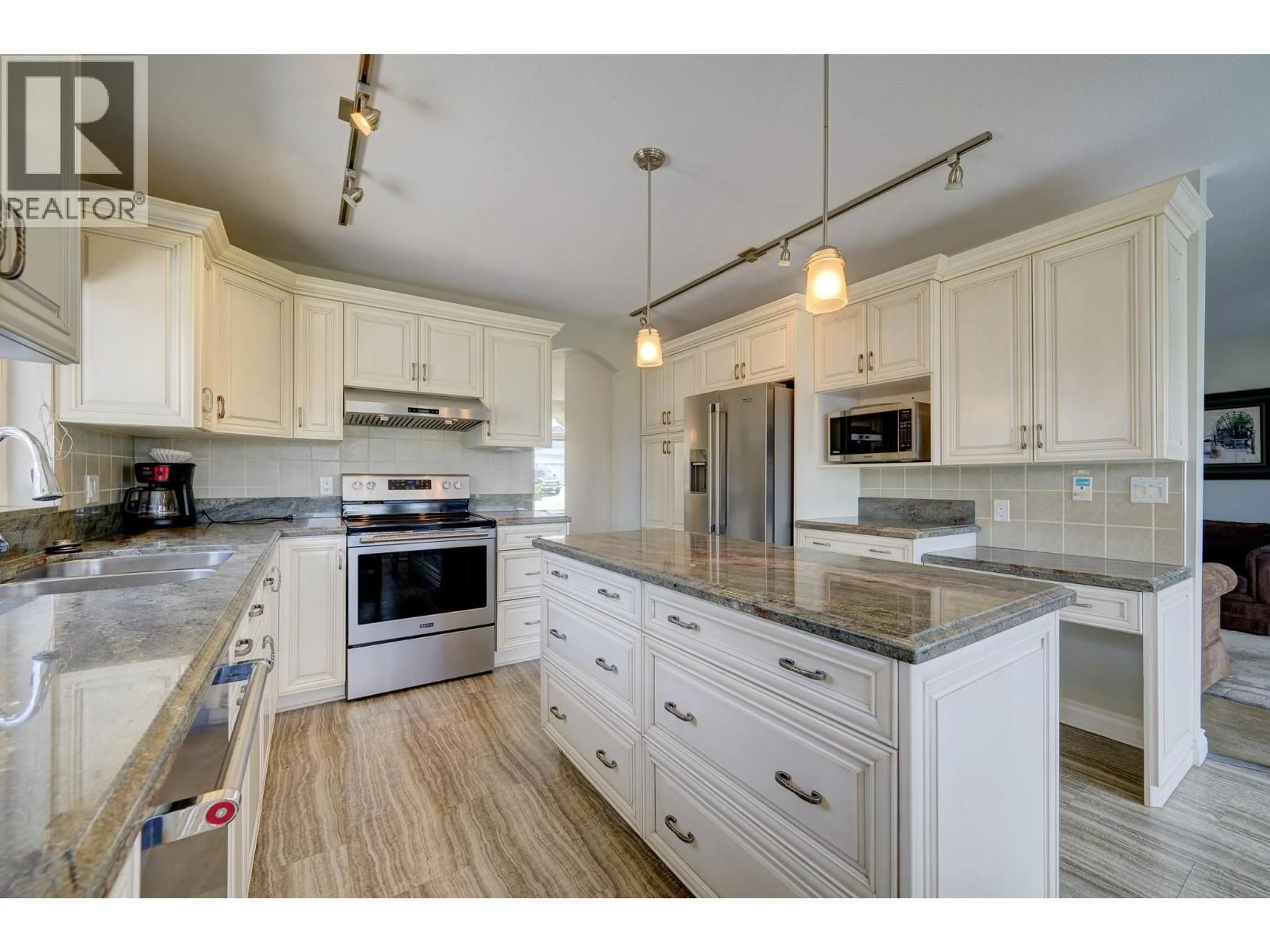 Open concept kitchen, unknown for 1956 GLOAMING DRIVE, Kamloops British Columbia V1S1P8