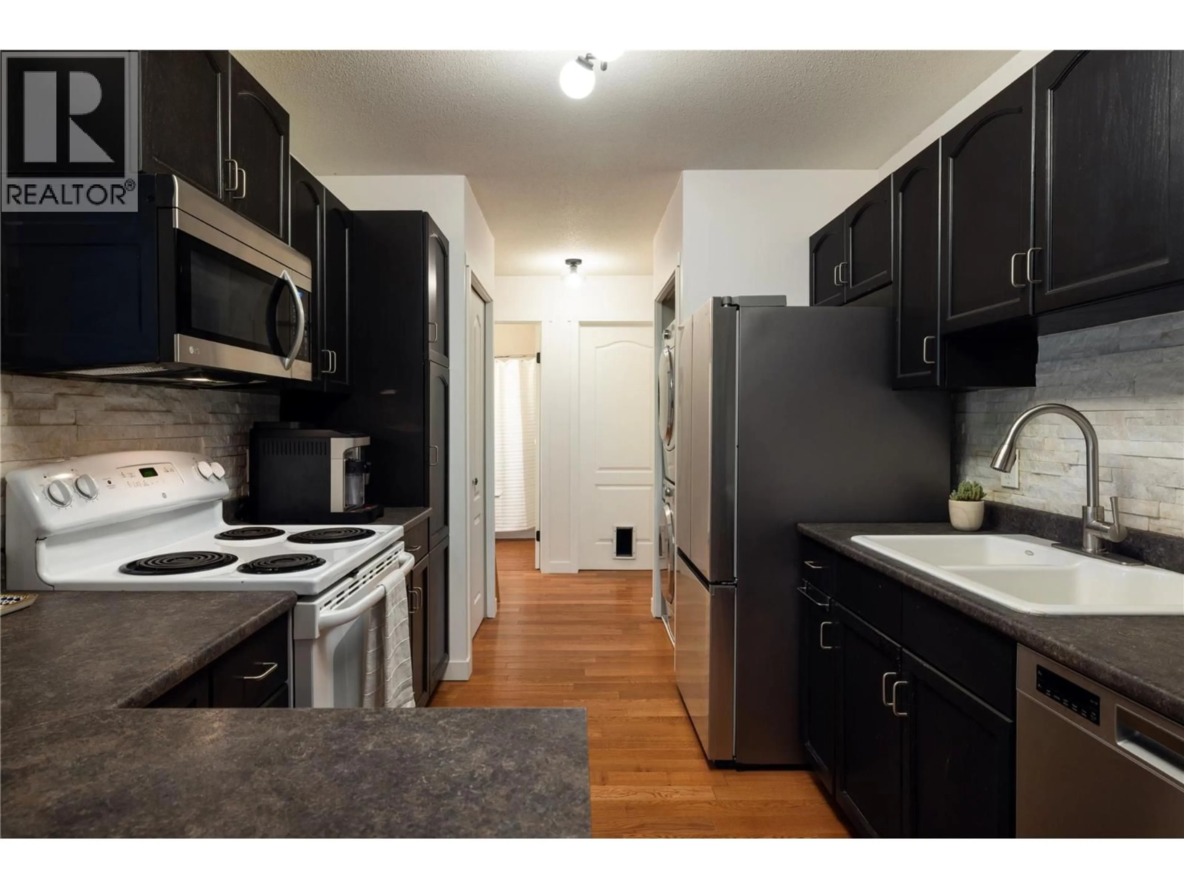 Standard kitchen, unknown for 404 - 3160 CASORSO ROAD, Kelowna British Columbia V1W3L7
