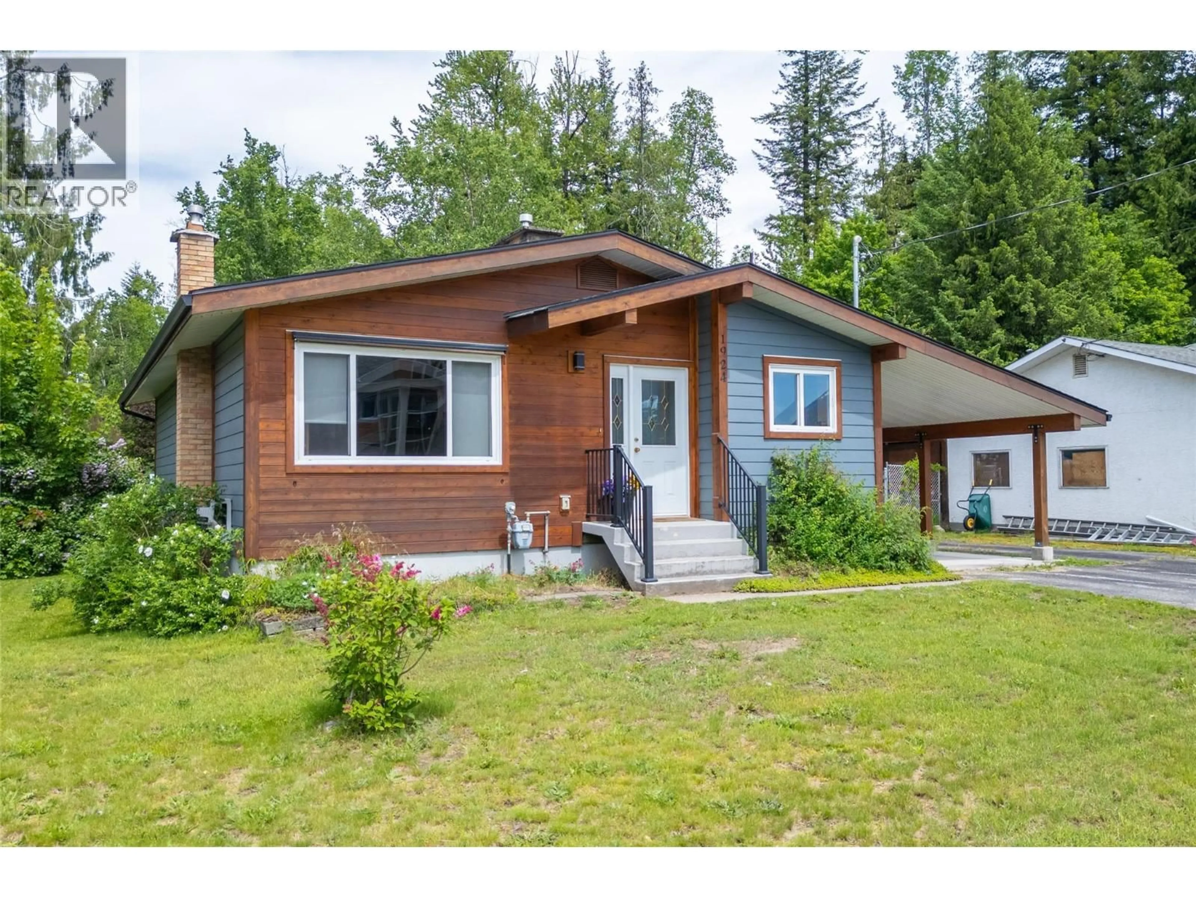 Home with vinyl exterior material, street for 1924 LAFORME BOULEVARD, Revelstoke British Columbia V0E2S0