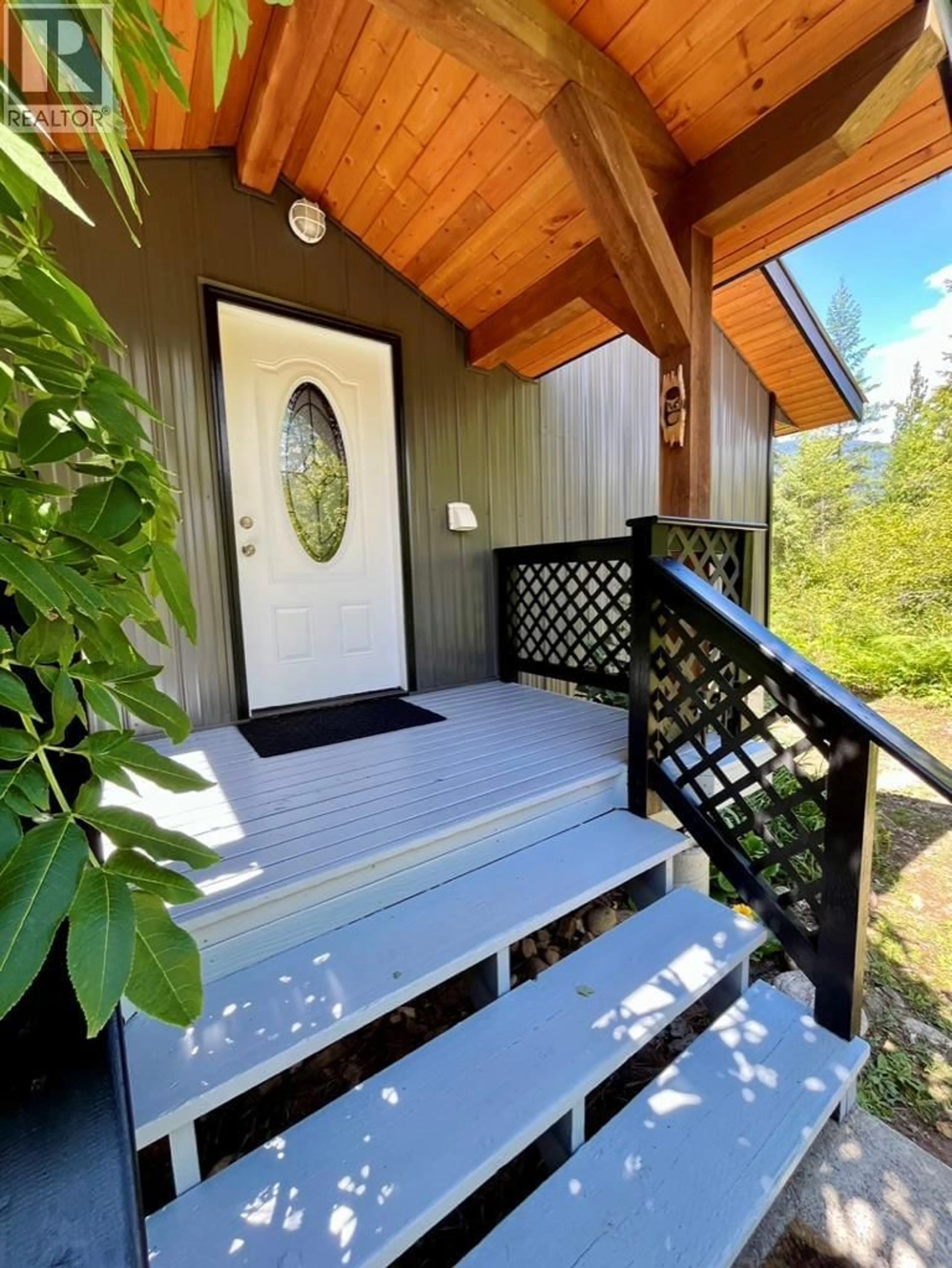 Indoor entryway for 5940 CEDAR CREEK ROAD, Winlaw British Columbia V0G2J0