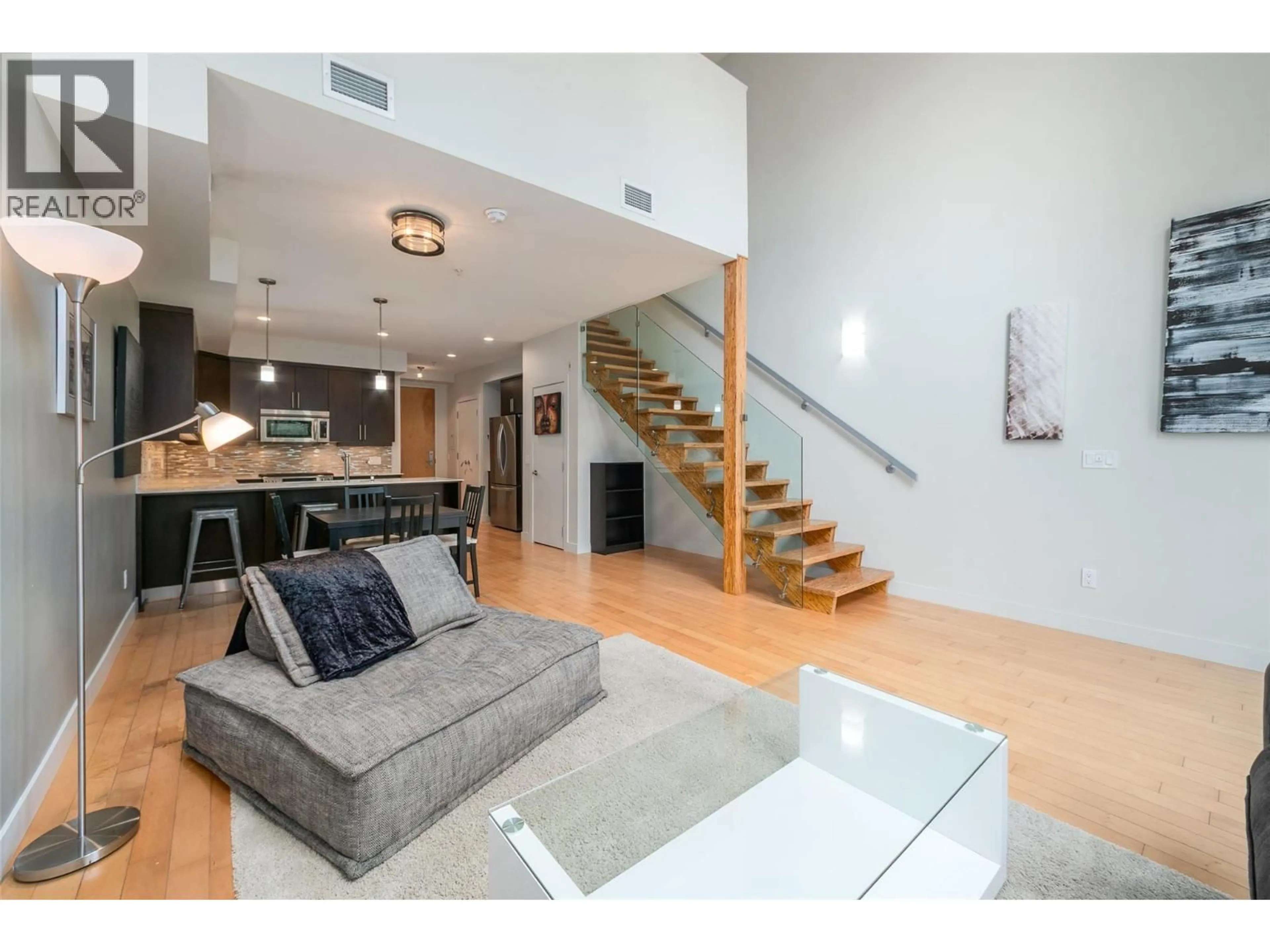 Living room with furniture, unknown for 122 - 1495 GRAHAM STREET, Kelowna British Columbia V1Y2A3