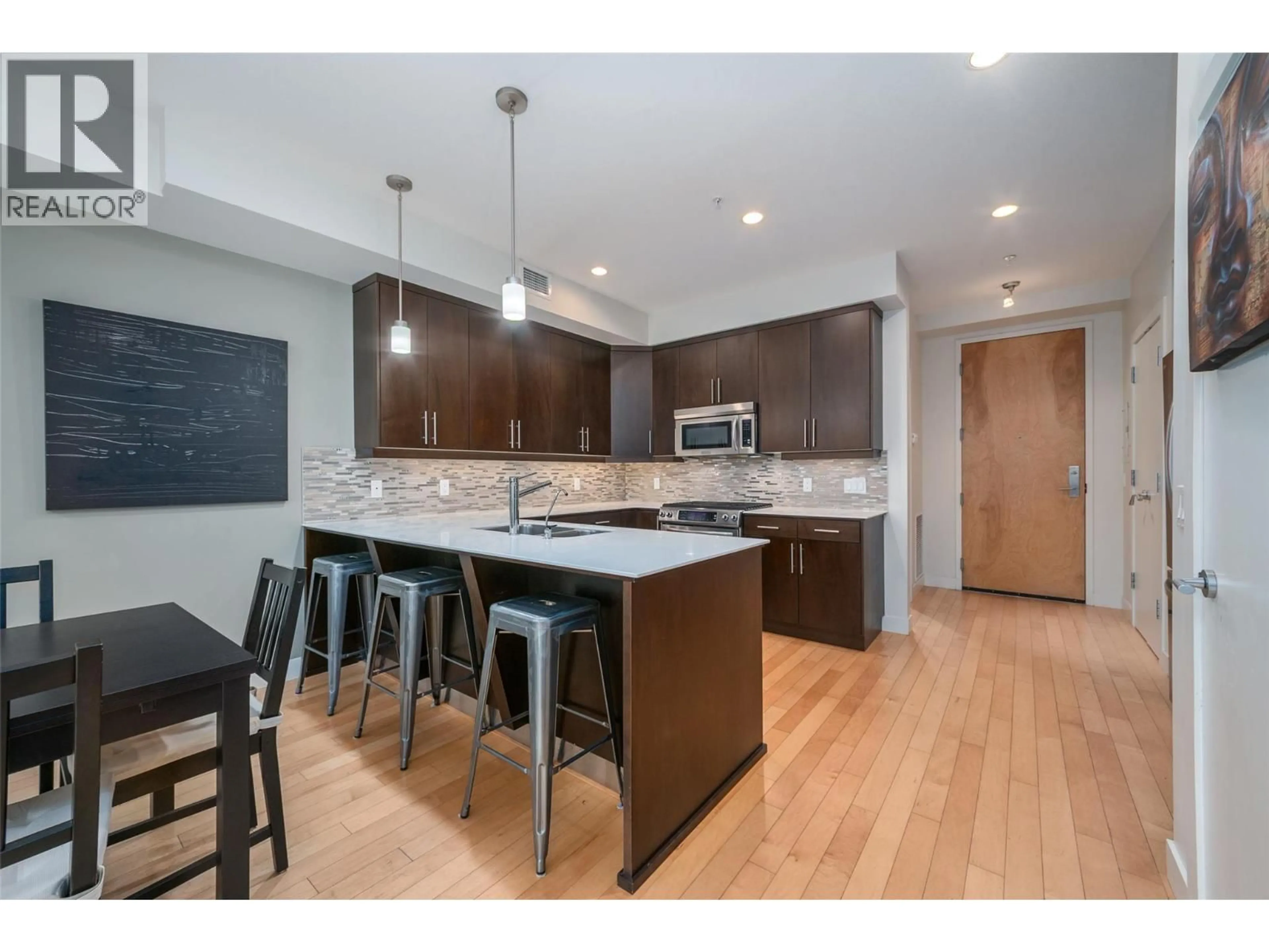 Open concept kitchen, wood/laminate floor for 122 - 1495 GRAHAM STREET, Kelowna British Columbia V1Y2A3