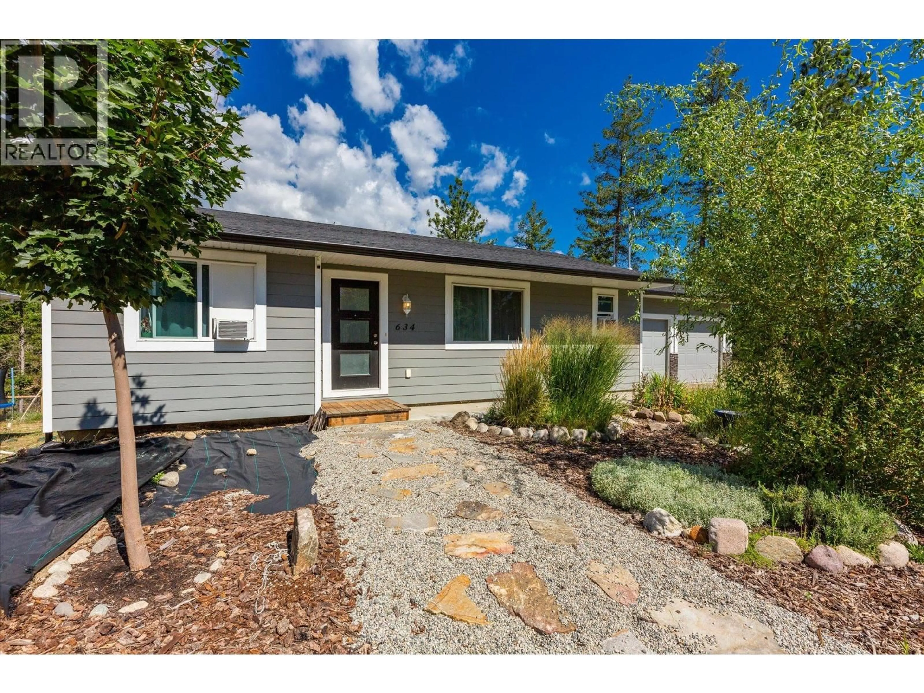 Home with vinyl exterior material, street for 634 MUIR ROAD, Kelowna British Columbia V1Z3W1