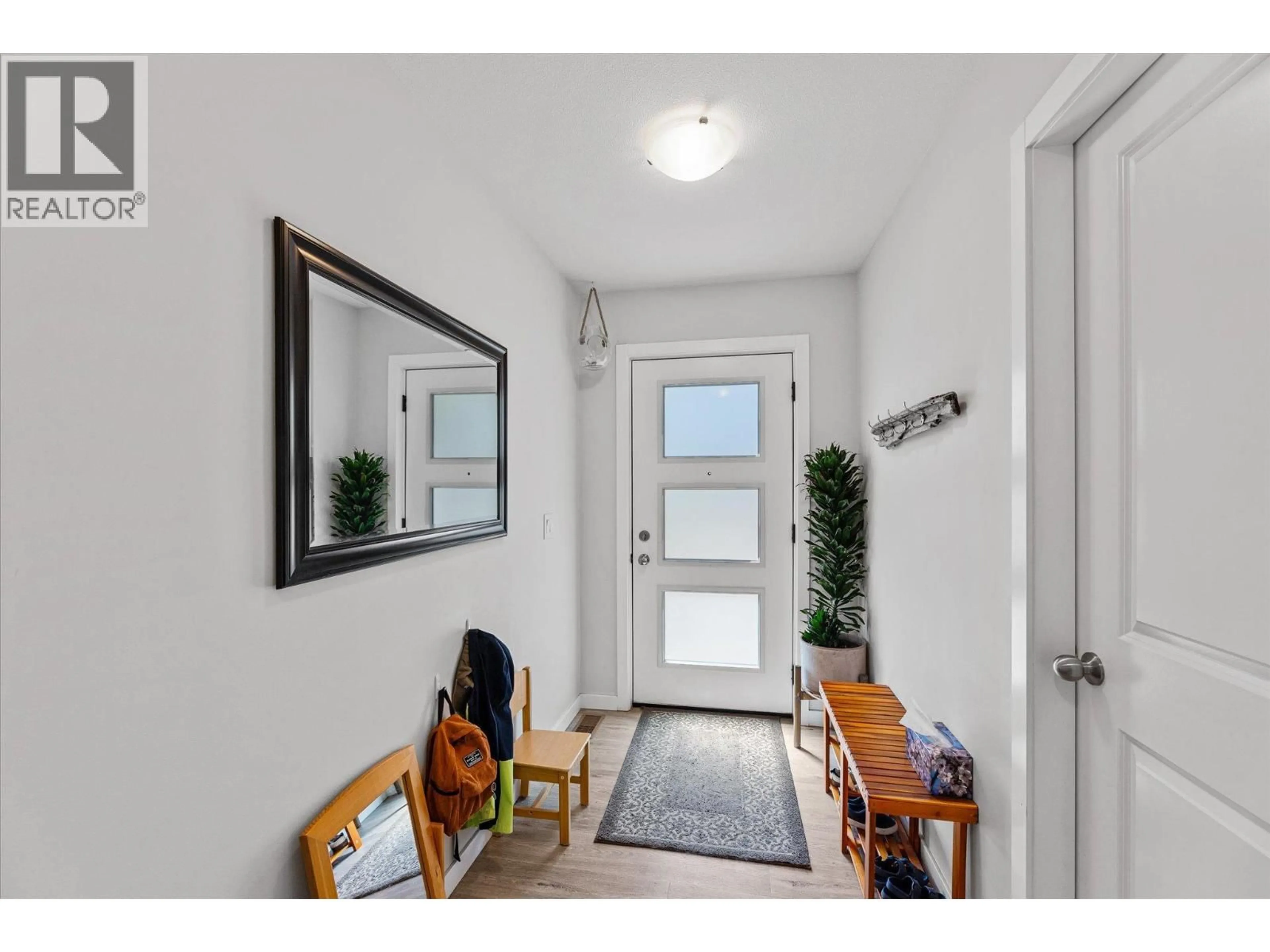 Indoor entryway for 634 MUIR ROAD, Kelowna British Columbia V1Z3W1