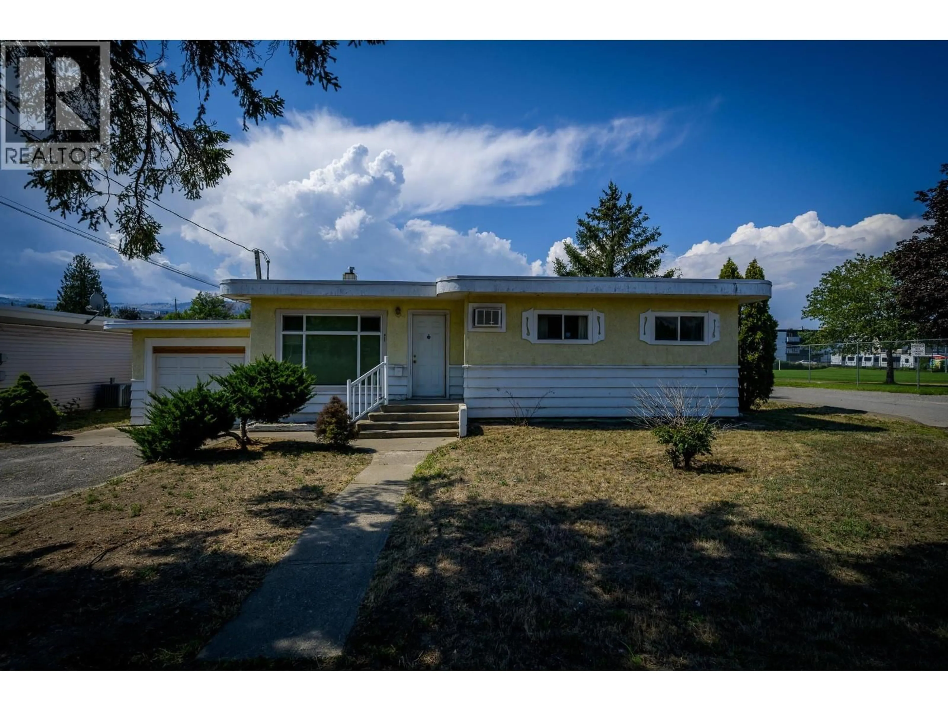 Home with vinyl exterior material, street for 417 MULBERRY AVENUE, Kamloops British Columbia V2B2R3