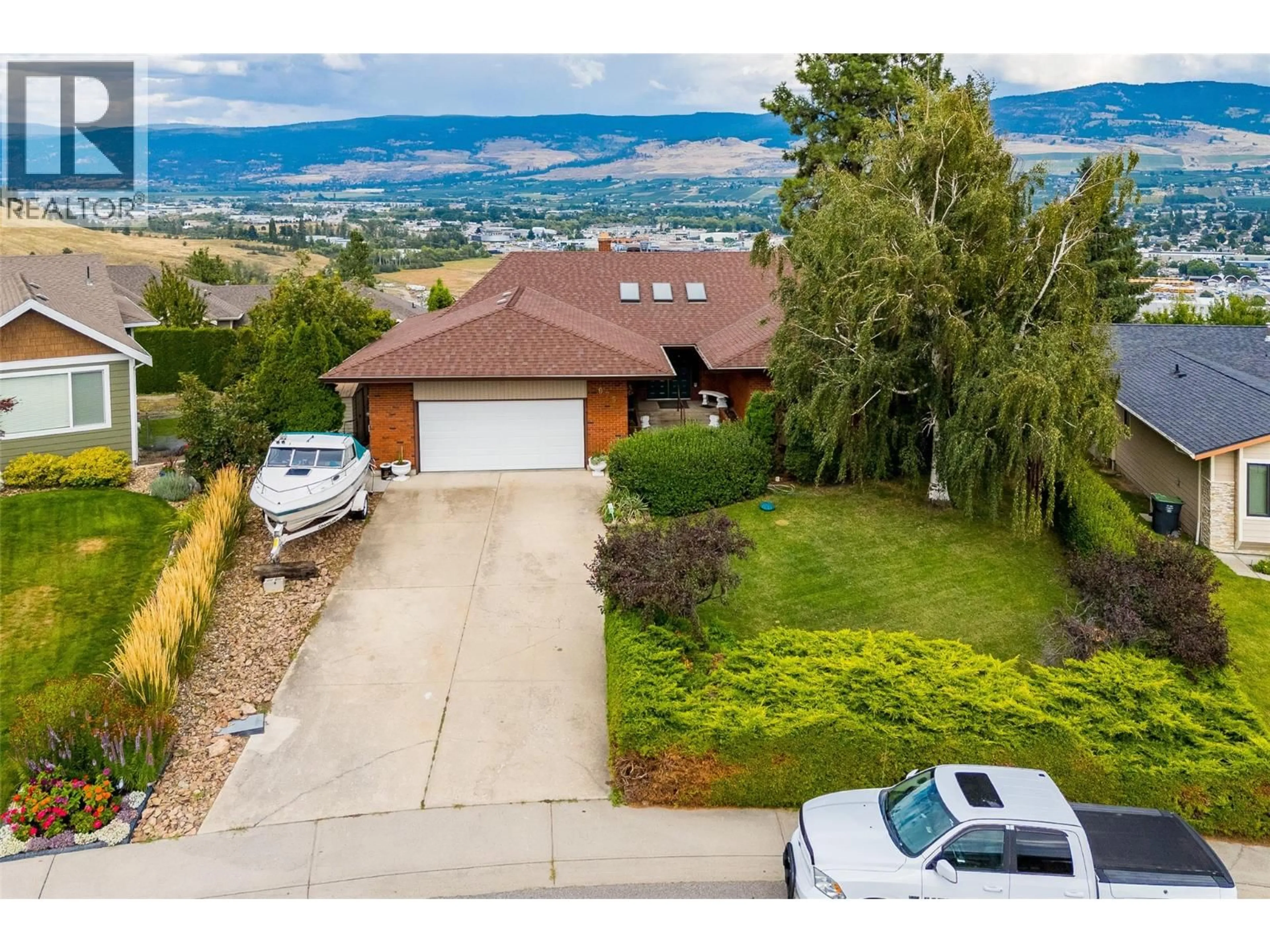 A pic from outside/outdoor area/front of a property/back of a property/a pic from drone, mountain view for 975 MONASHEE PLACE, Kelowna British Columbia V1V1J5