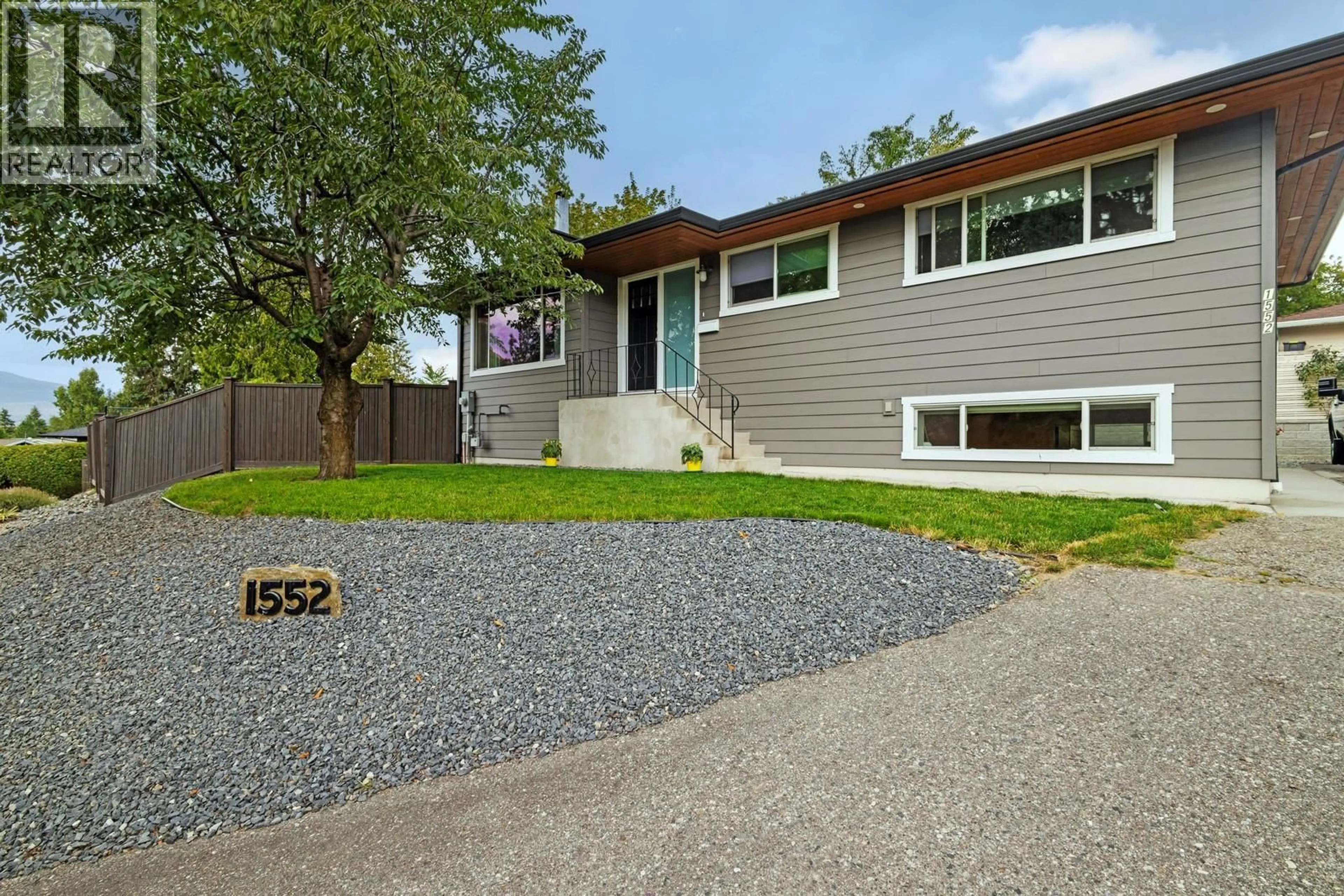 Home with vinyl exterior material, street for 1552 PINEHURST CRESCENT, Kelowna British Columbia V1Y4H9