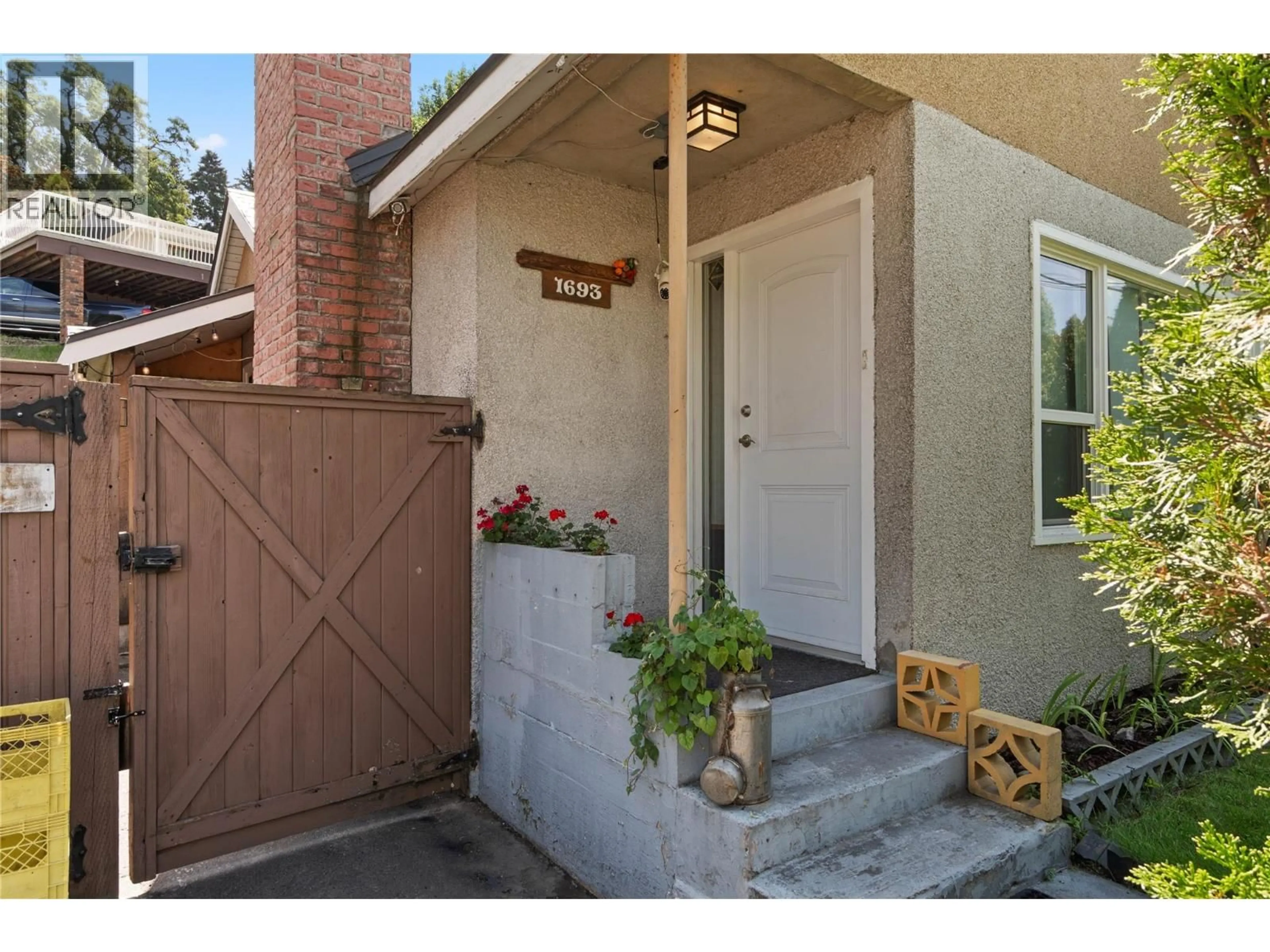 Indoor entryway for 1693 VALLEYVIEW DRIVE, Kamloops British Columbia V2C4B6
