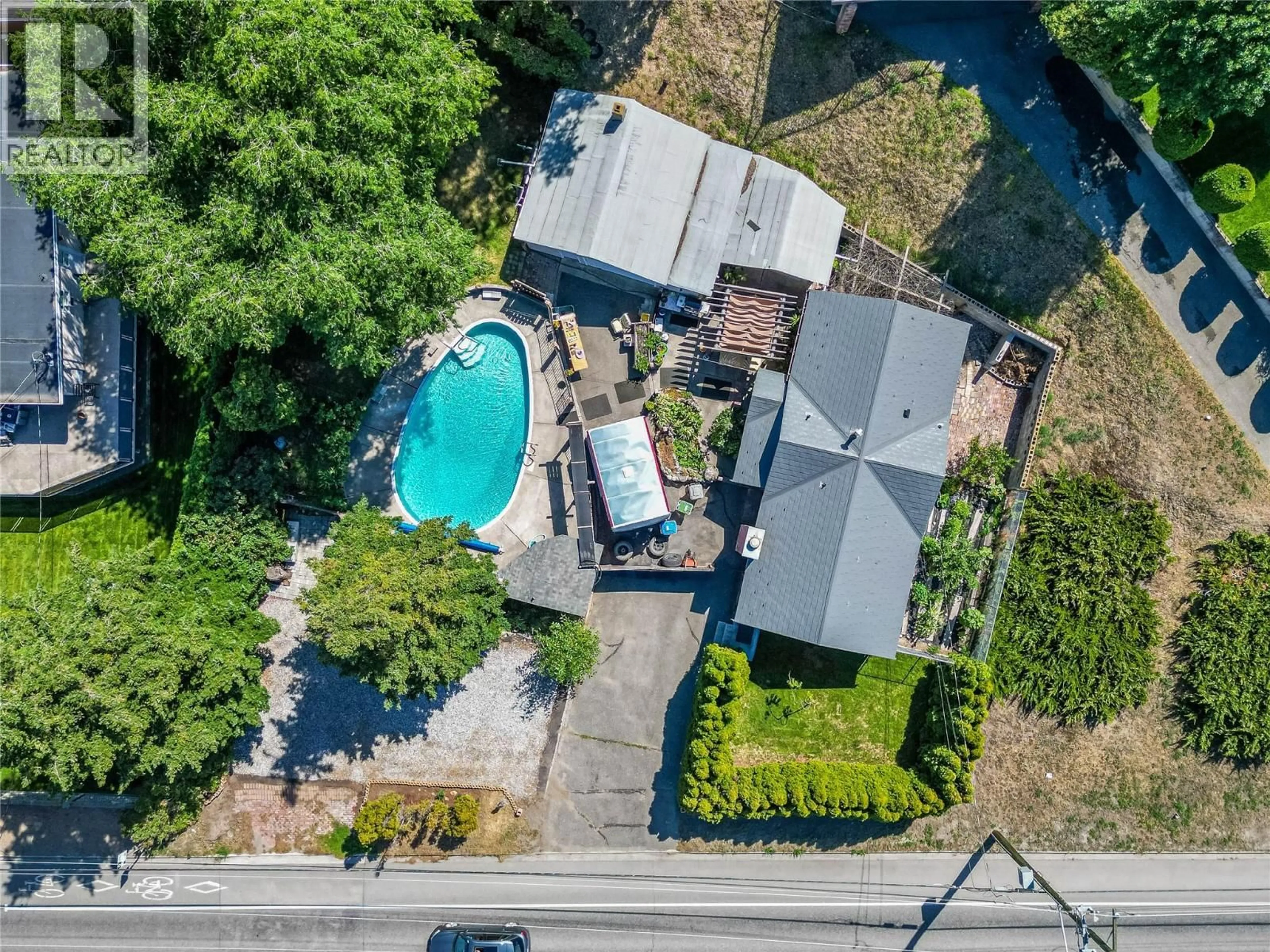 A pic from outside/outdoor area/front of a property/back of a property/a pic from drone, street for 1693 VALLEYVIEW DRIVE, Kamloops British Columbia V2C4B6