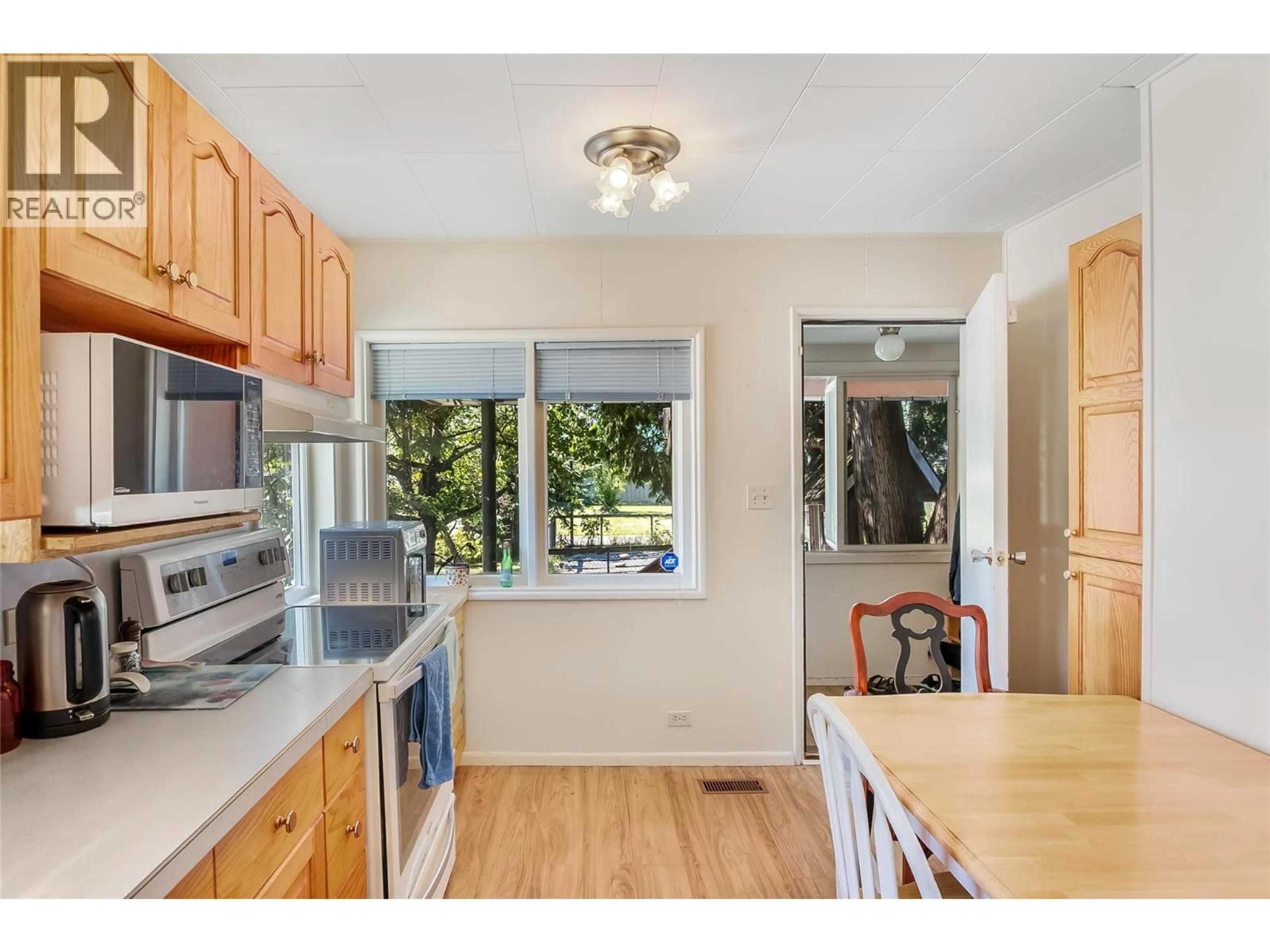 Standard kitchen, unknown for 1001 VICTORIA ROAD, Revelstoke British Columbia V0E2S0