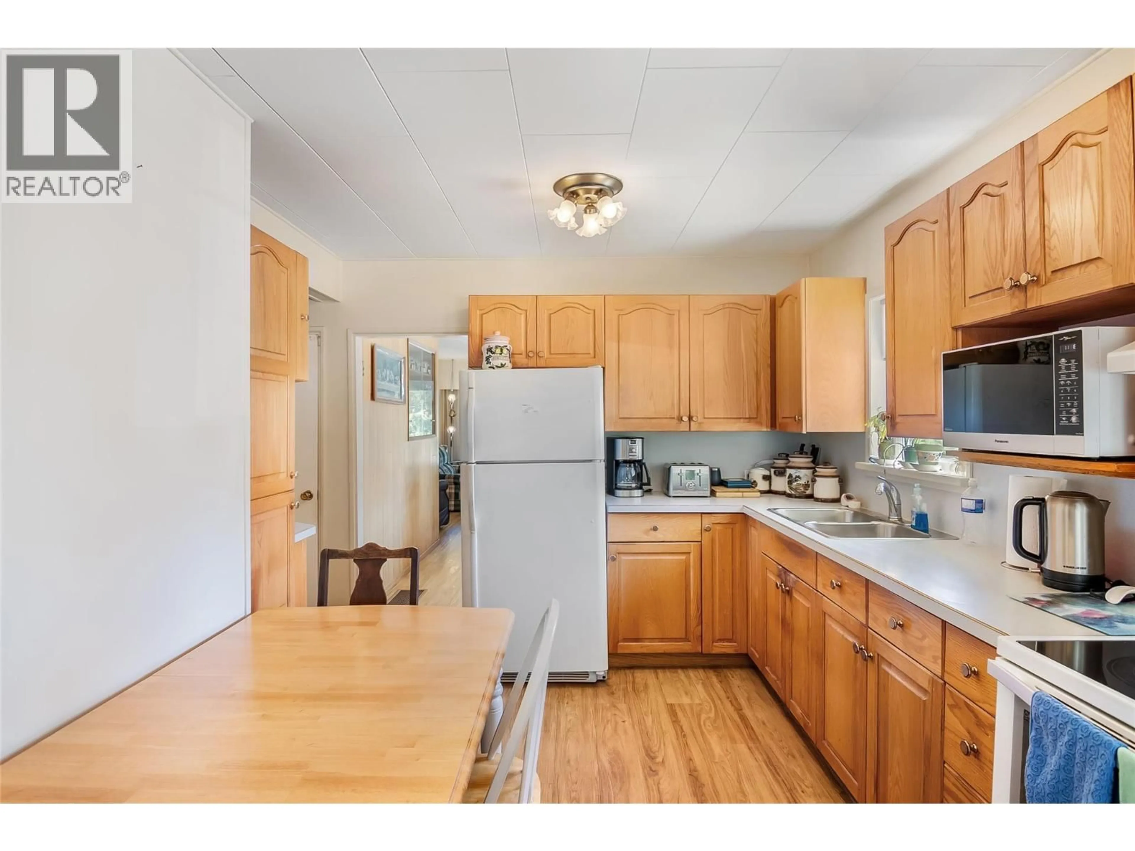 Standard kitchen, unknown for 1001 VICTORIA ROAD, Revelstoke British Columbia V0E2S0