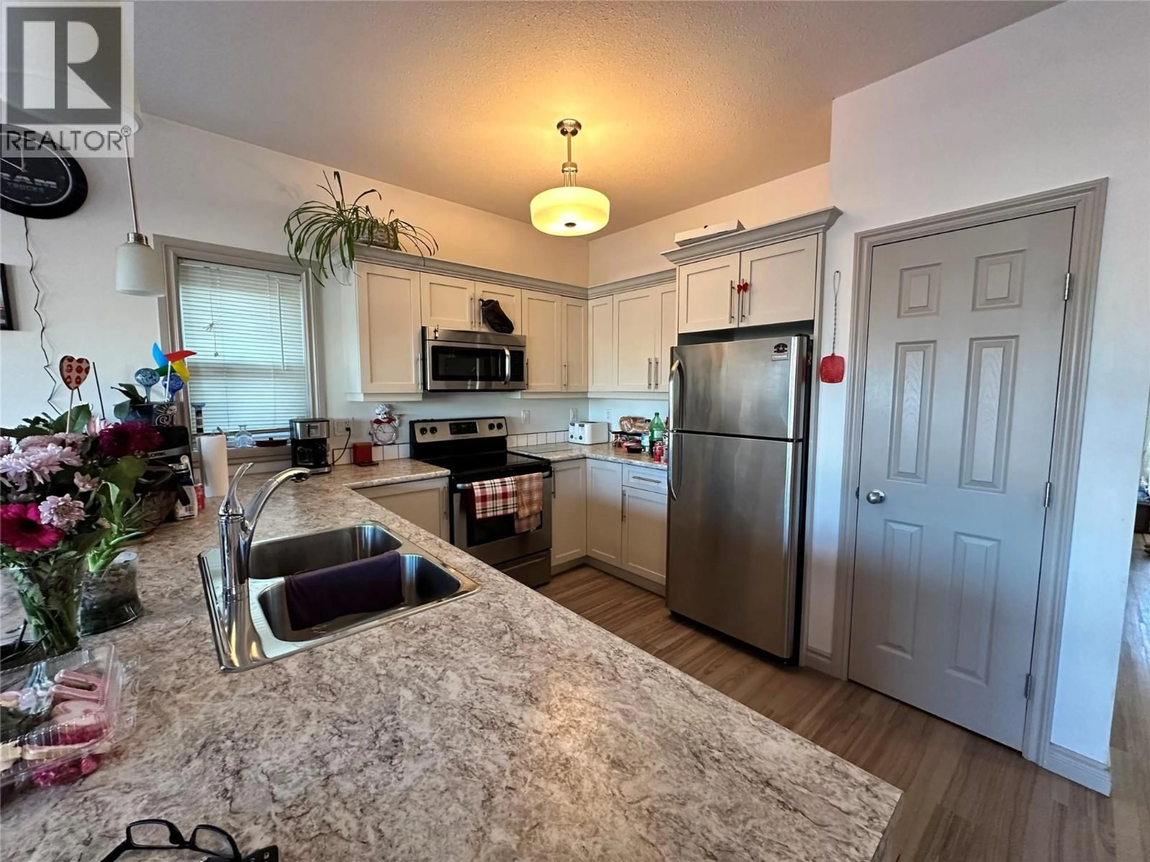 Open concept kitchen, unknown for 1544 117 AVENUE, Dawson Creek British Columbia V1G0E7