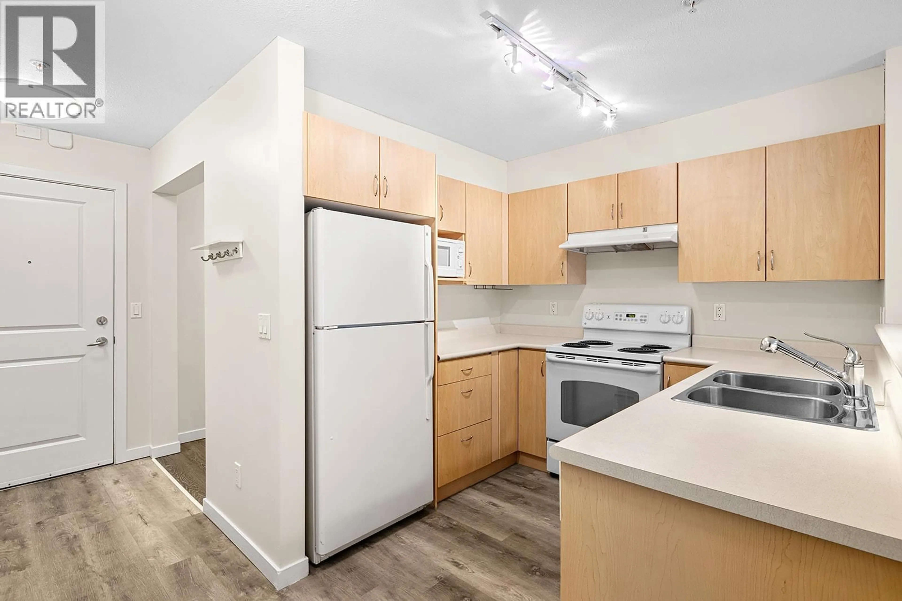 Standard kitchen, unknown for 109 - 563 YATES ROAD, Kelowna British Columbia V1V2V3