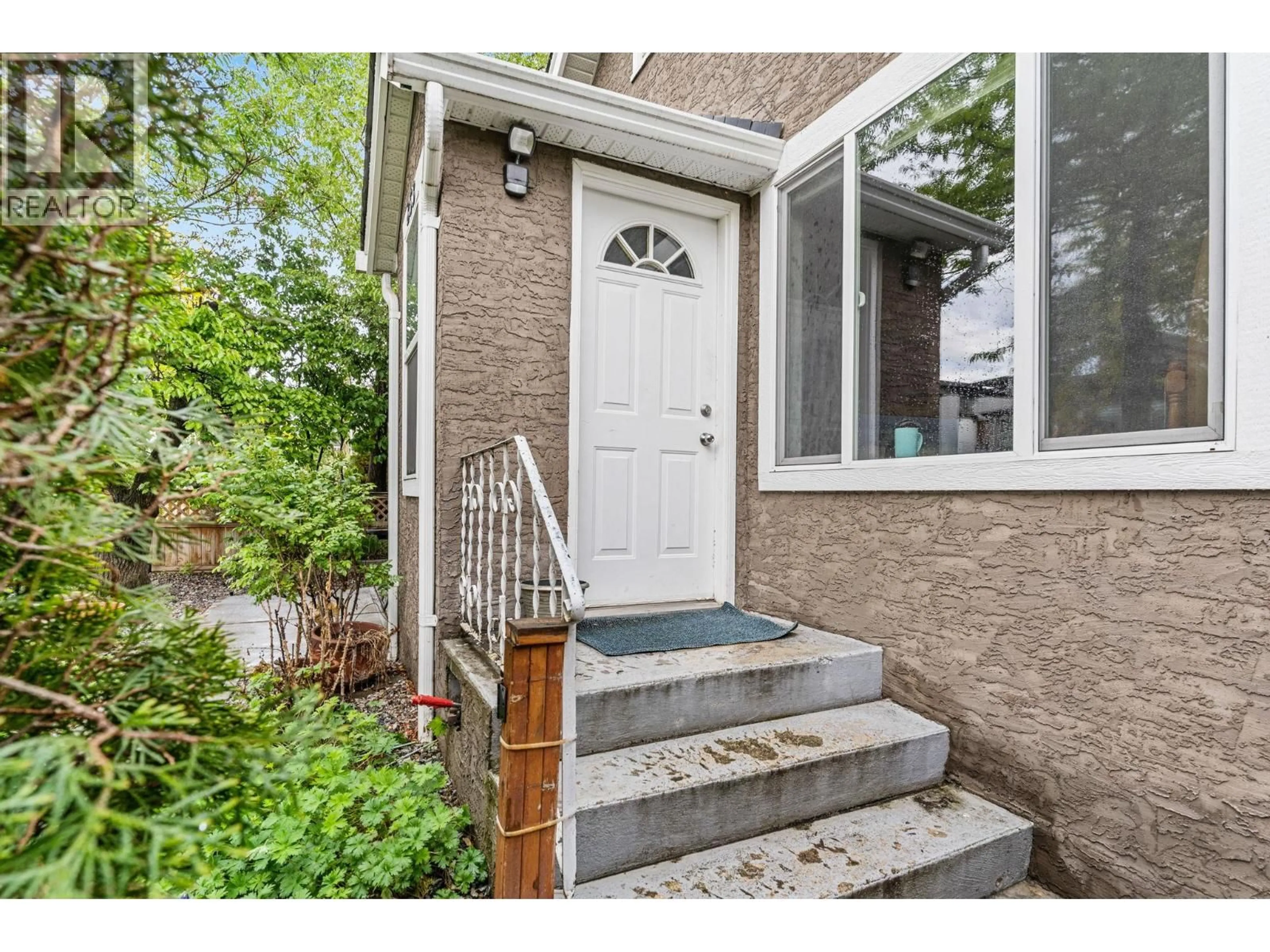 Indoor entryway for 853 WILSON AVENUE, Kelowna British Columbia V1Y6X8