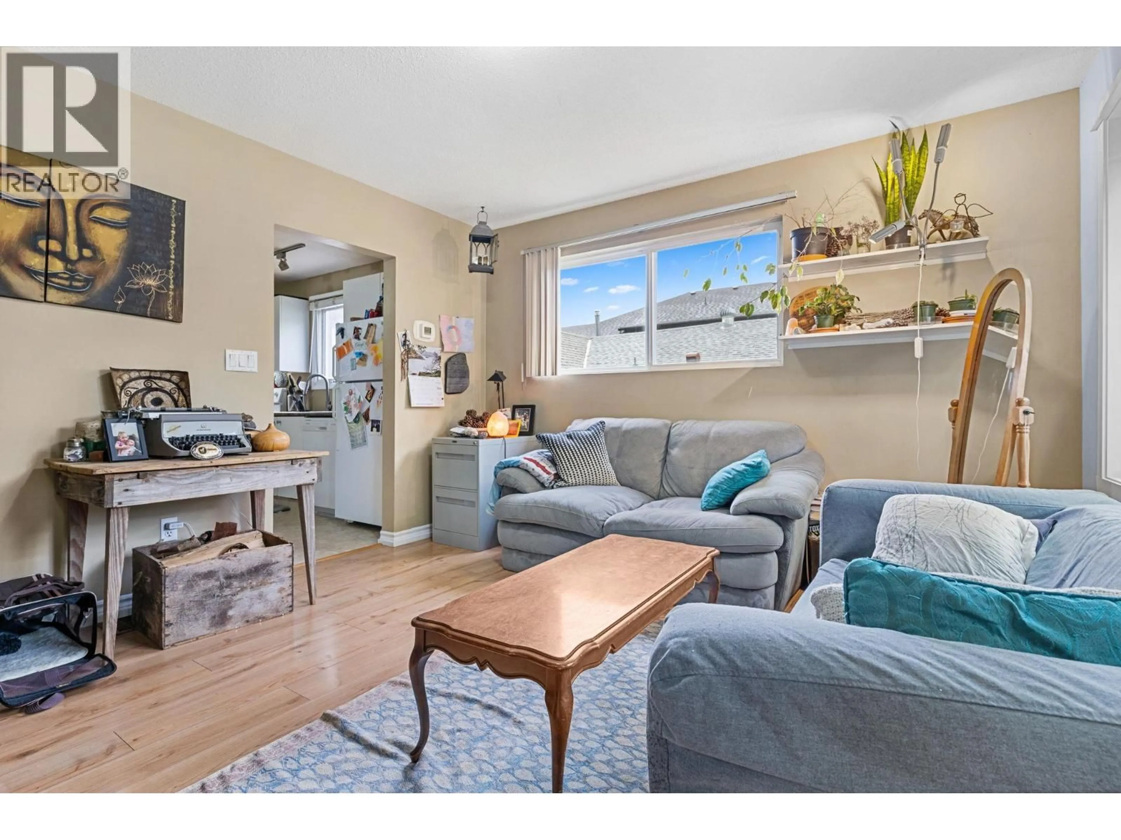 Living room with furniture, wood/laminate floor for 853 WILSON AVENUE, Kelowna British Columbia V1Y6X8