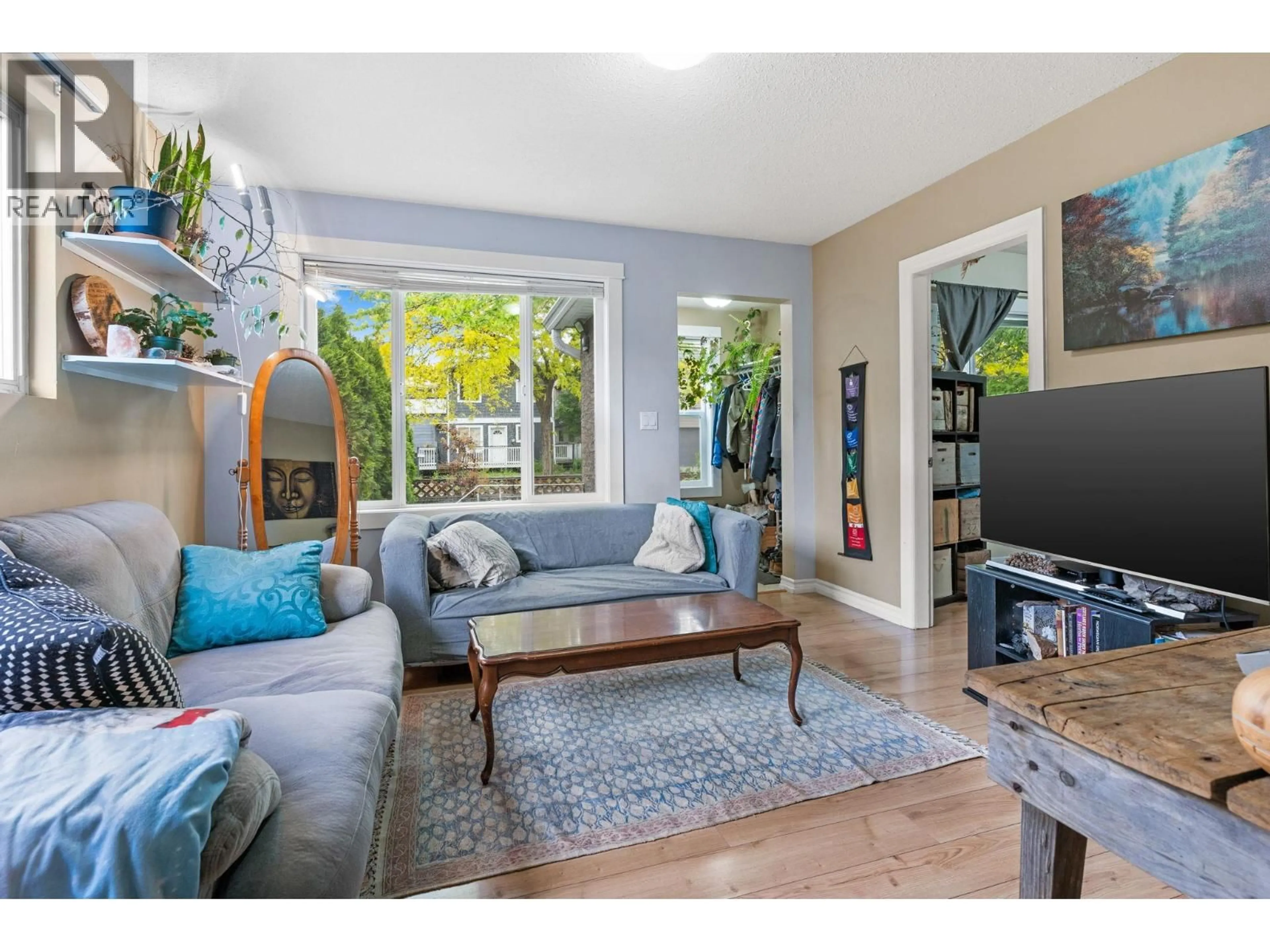 Living room with furniture, wood/laminate floor for 853 WILSON AVENUE, Kelowna British Columbia V1Y6X8