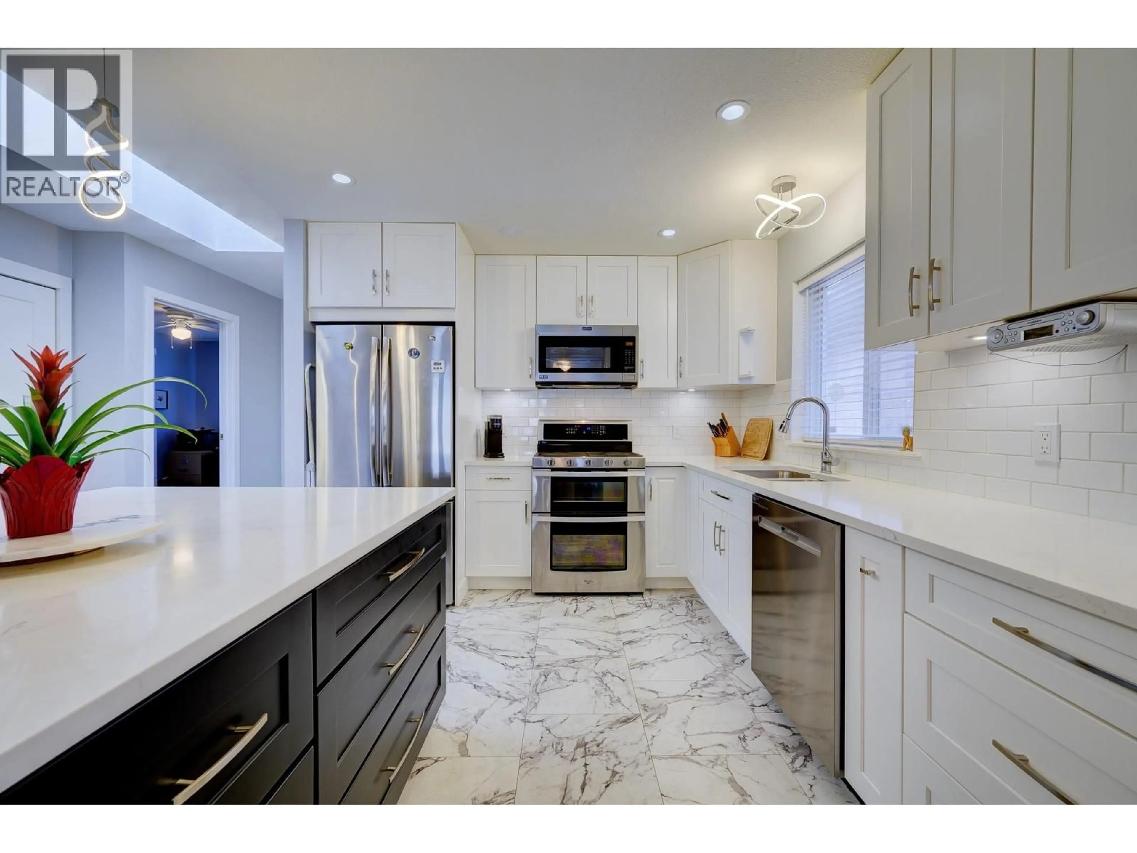 Contemporary kitchen, ceramic/tile floor for 29 - 1285 14TH STREET, Kamloops British Columbia V2B8K9
