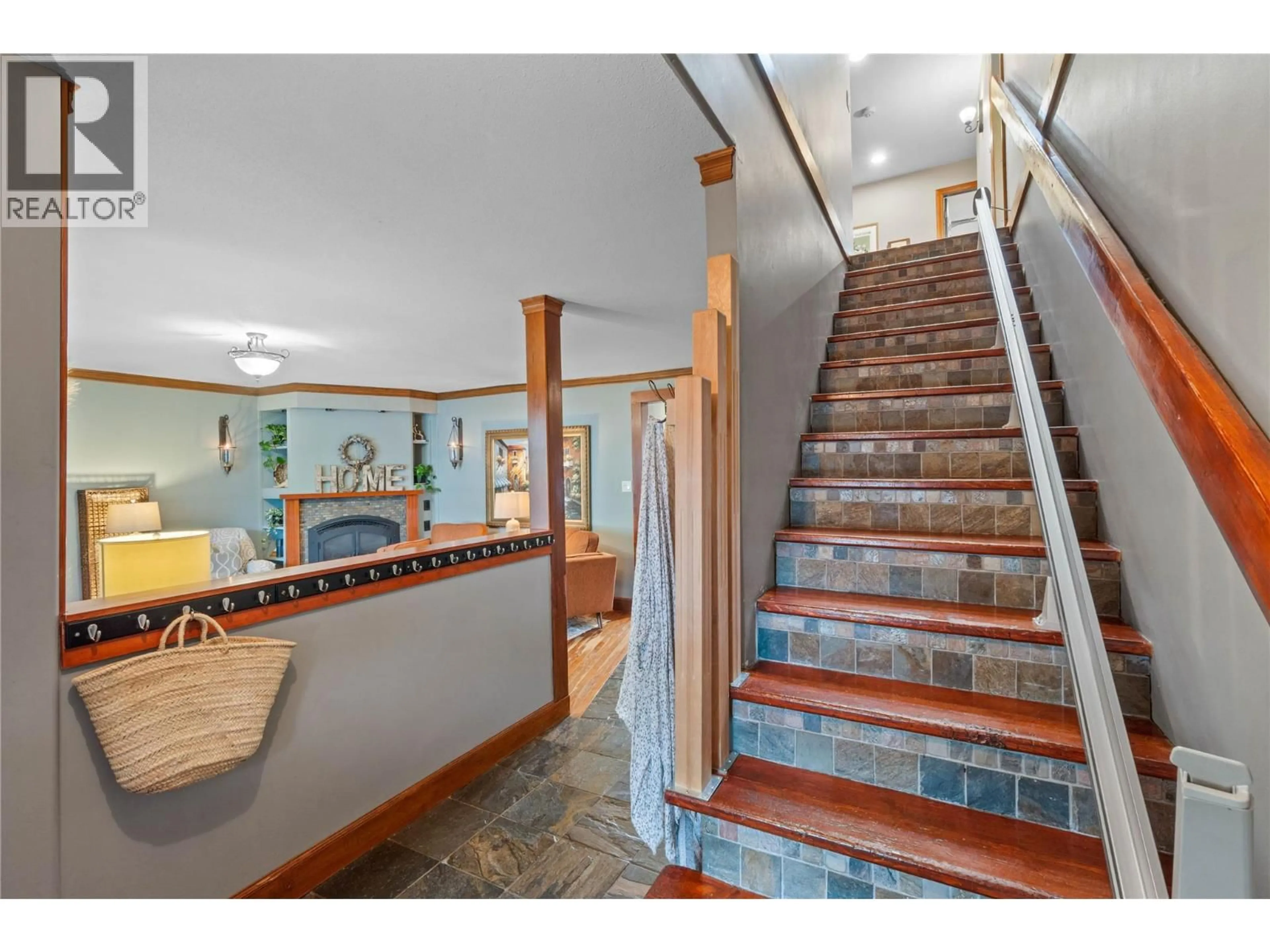 Indoor foyer for 1260 PINE STREET, Kamloops British Columbia V2C3A9