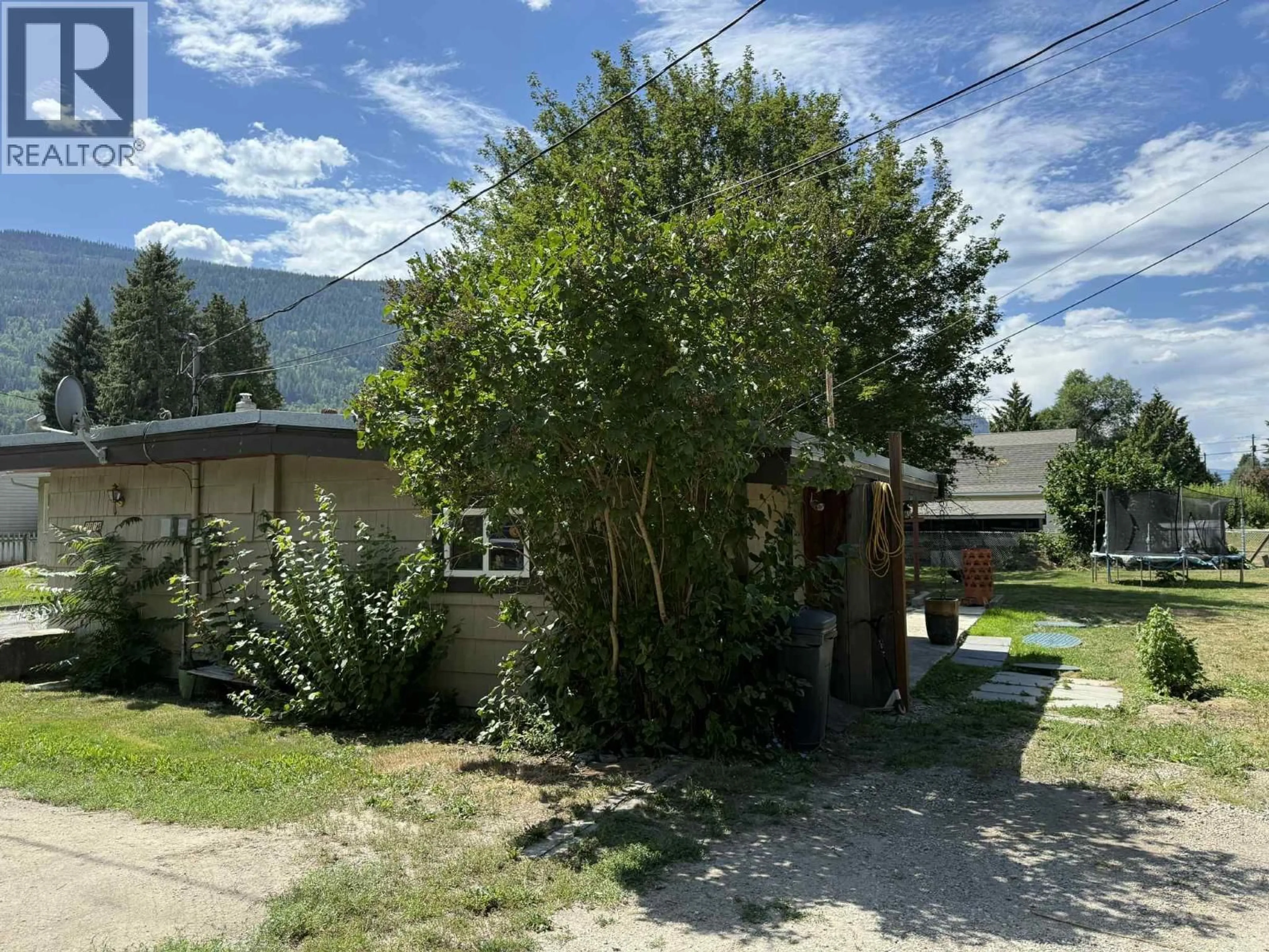 A pic from outside/outdoor area/front of a property/back of a property/a pic from drone, unknown for 1114 COLUMBIA HEIGHTS OTHER, Robson British Columbia V0G1X0