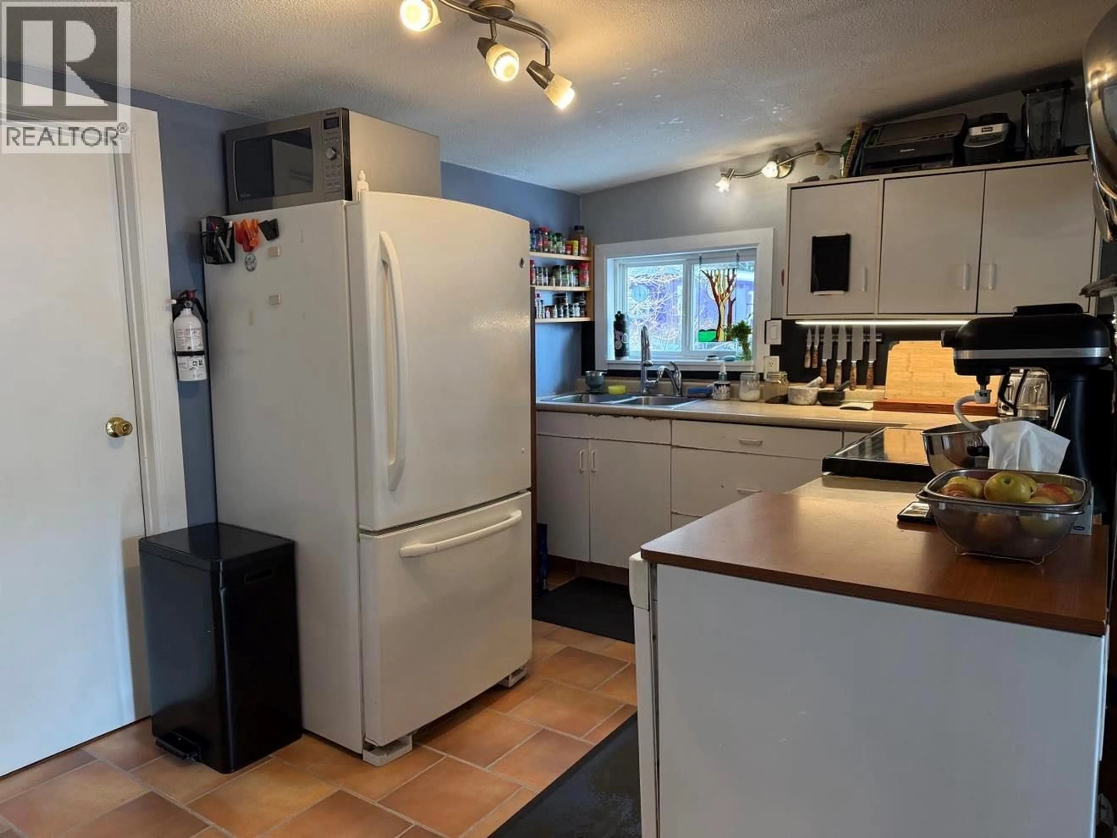 Standard kitchen, unknown for 1114 COLUMBIA HEIGHTS OTHER, Robson British Columbia V0G1X0