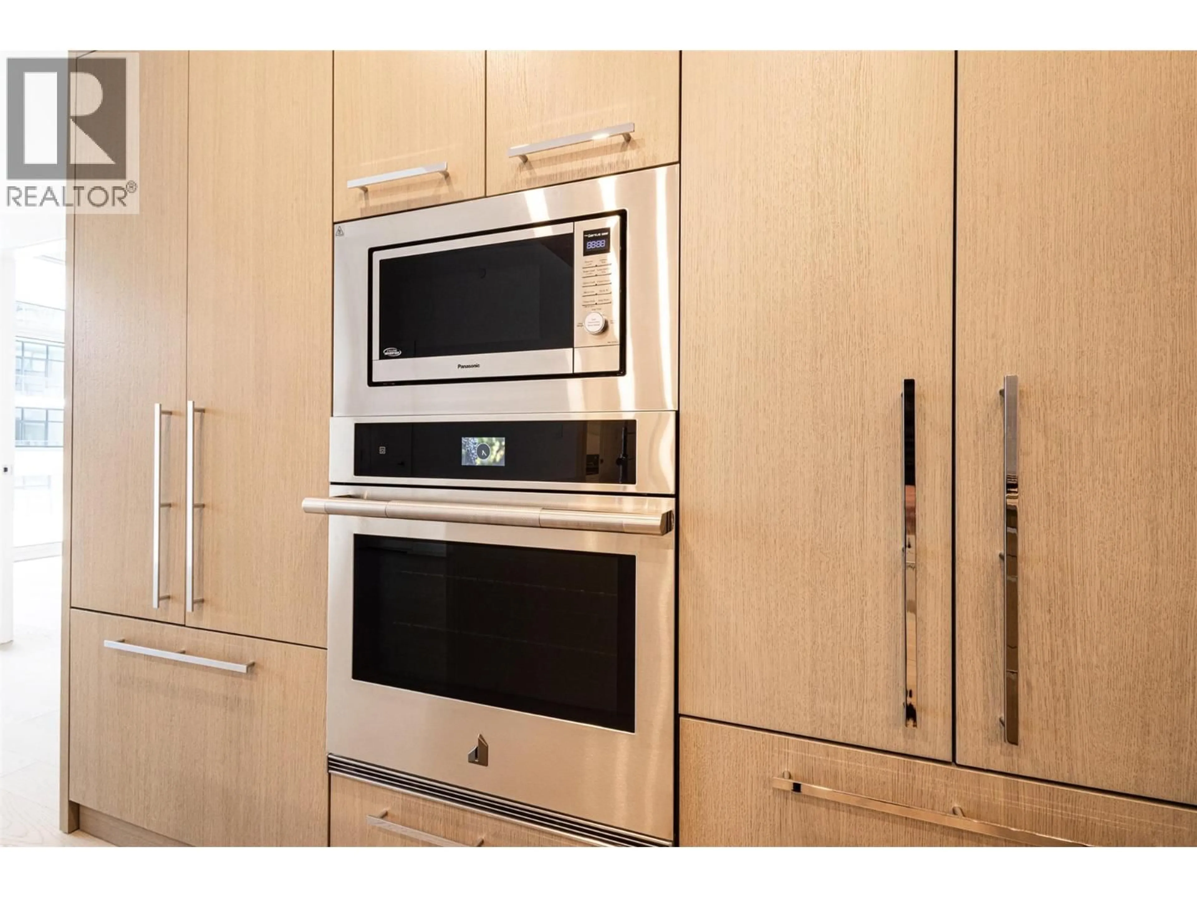 Standard kitchen, wood/laminate floor for 312 - 3389 LAKESHORE ROAD, Kelowna British Columbia V1W0G5