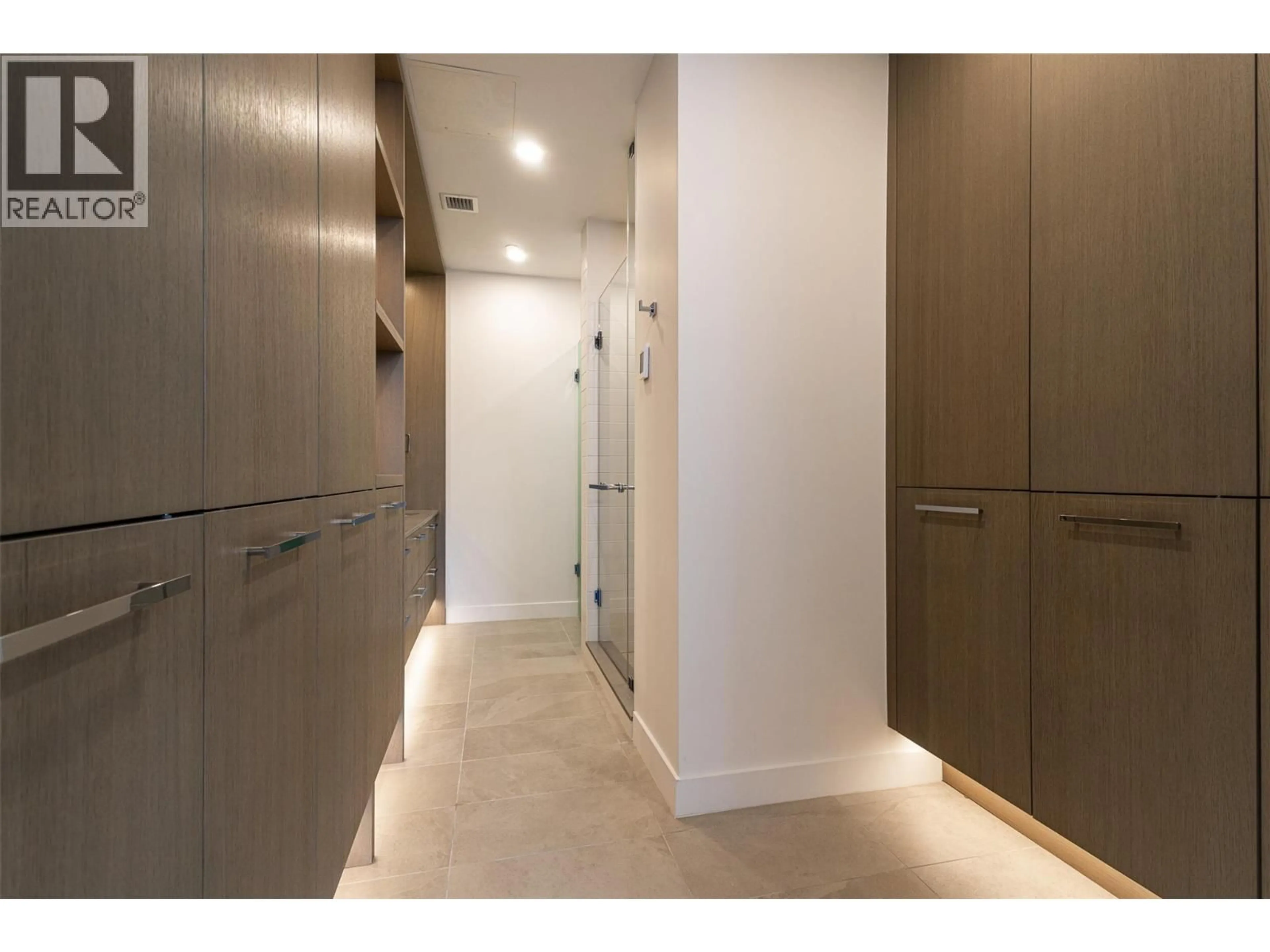 Indoor foyer for 312 - 3389 LAKESHORE ROAD, Kelowna British Columbia V1W0G5