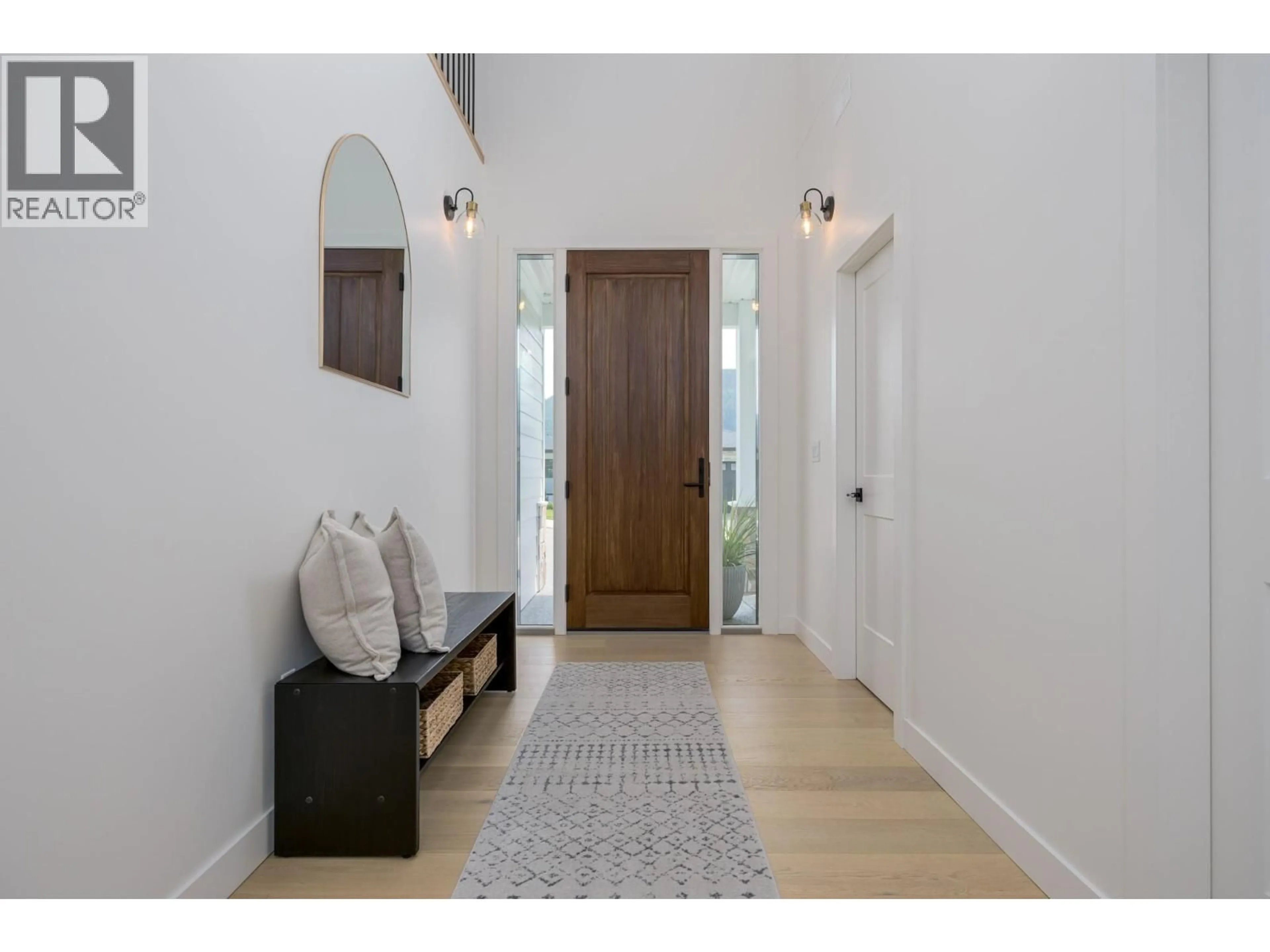 Indoor entryway for 7165 NAKISKA DRIVE, Vernon British Columbia V1B3M5