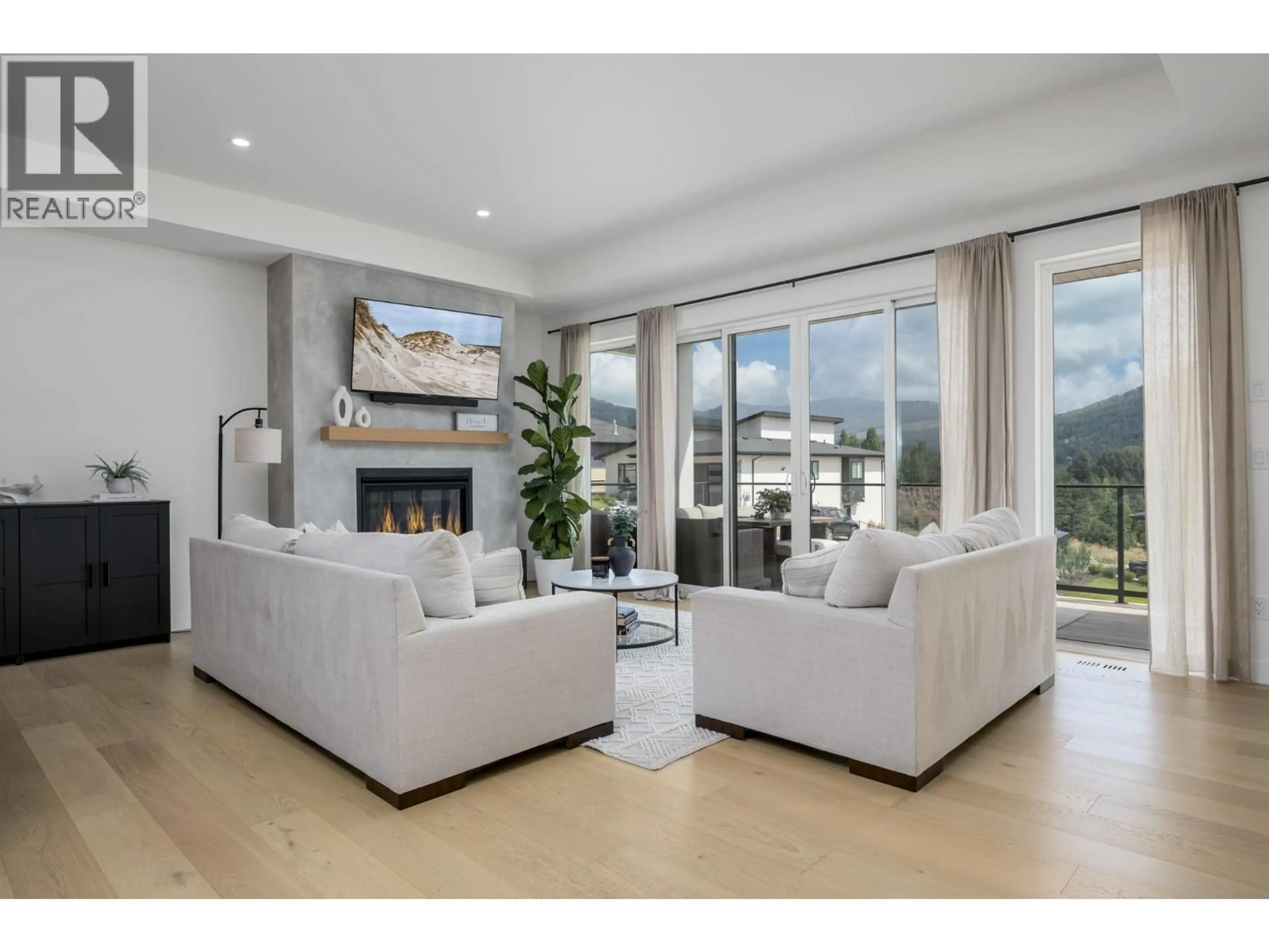 Living room with furniture, unknown for 7165 NAKISKA DRIVE, Vernon British Columbia V1B3M5