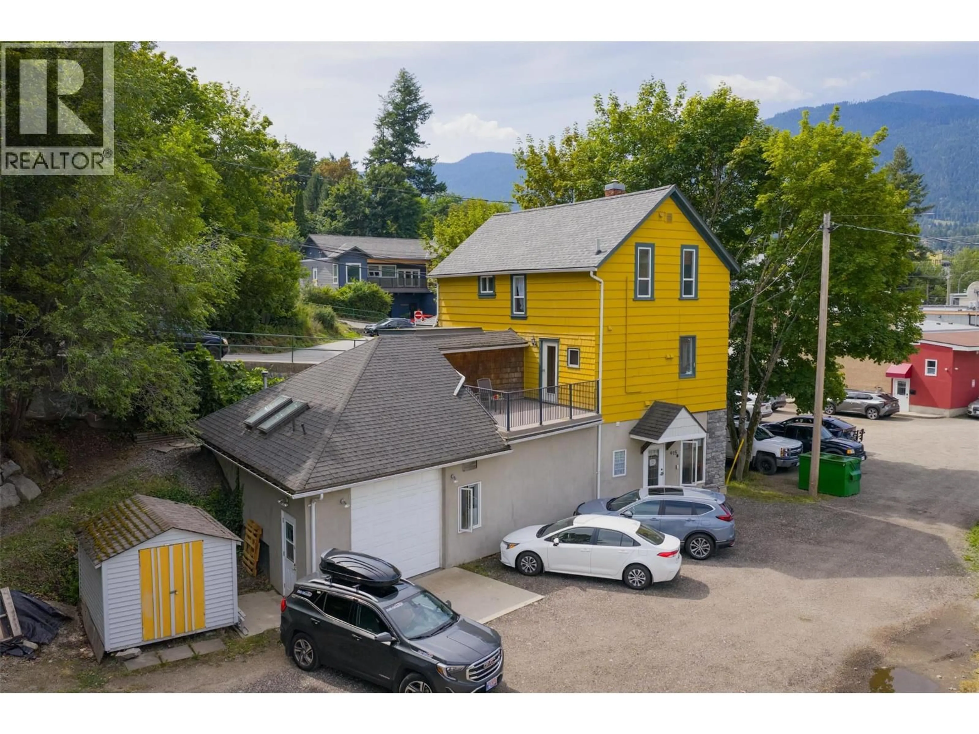A pic from outside/outdoor area/front of a property/back of a property/a pic from drone, mountain view for 915 FRONT STREET, Nelson British Columbia V1L4C1