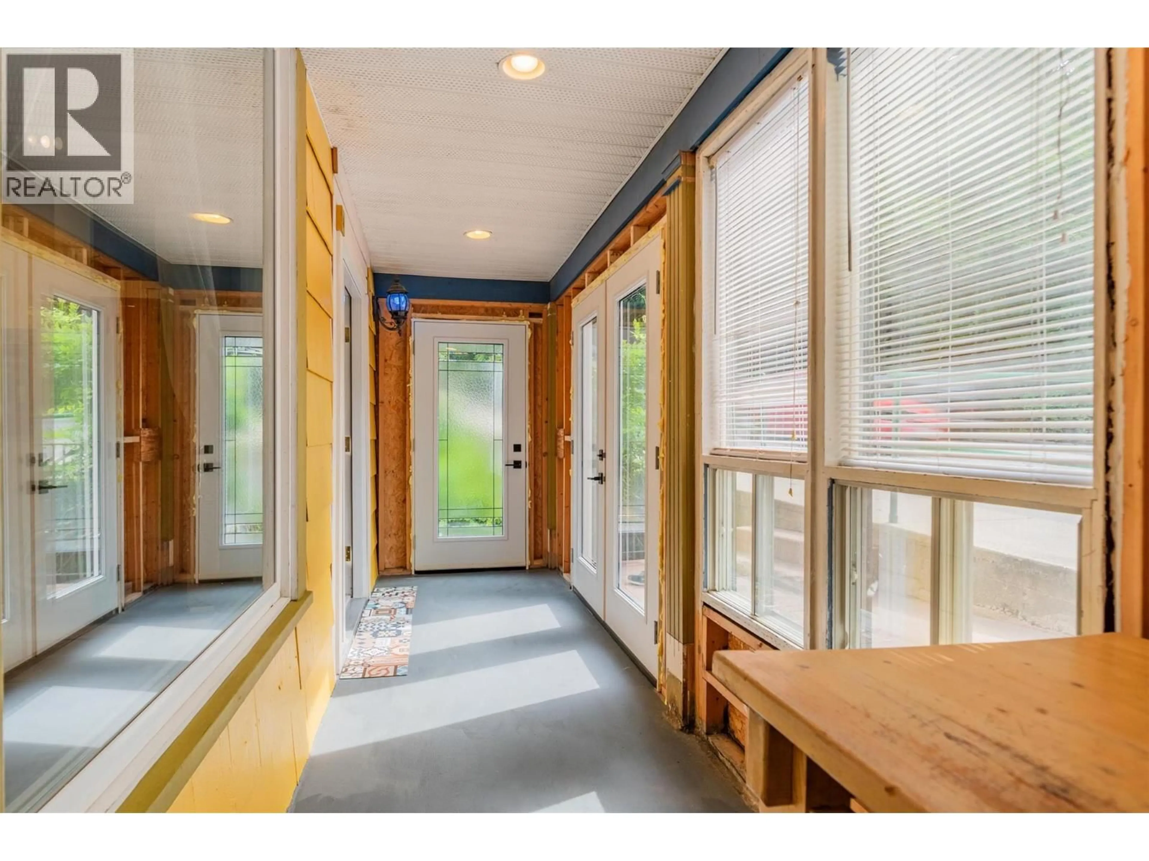 Indoor entryway for 915 FRONT STREET, Nelson British Columbia V1L4C1