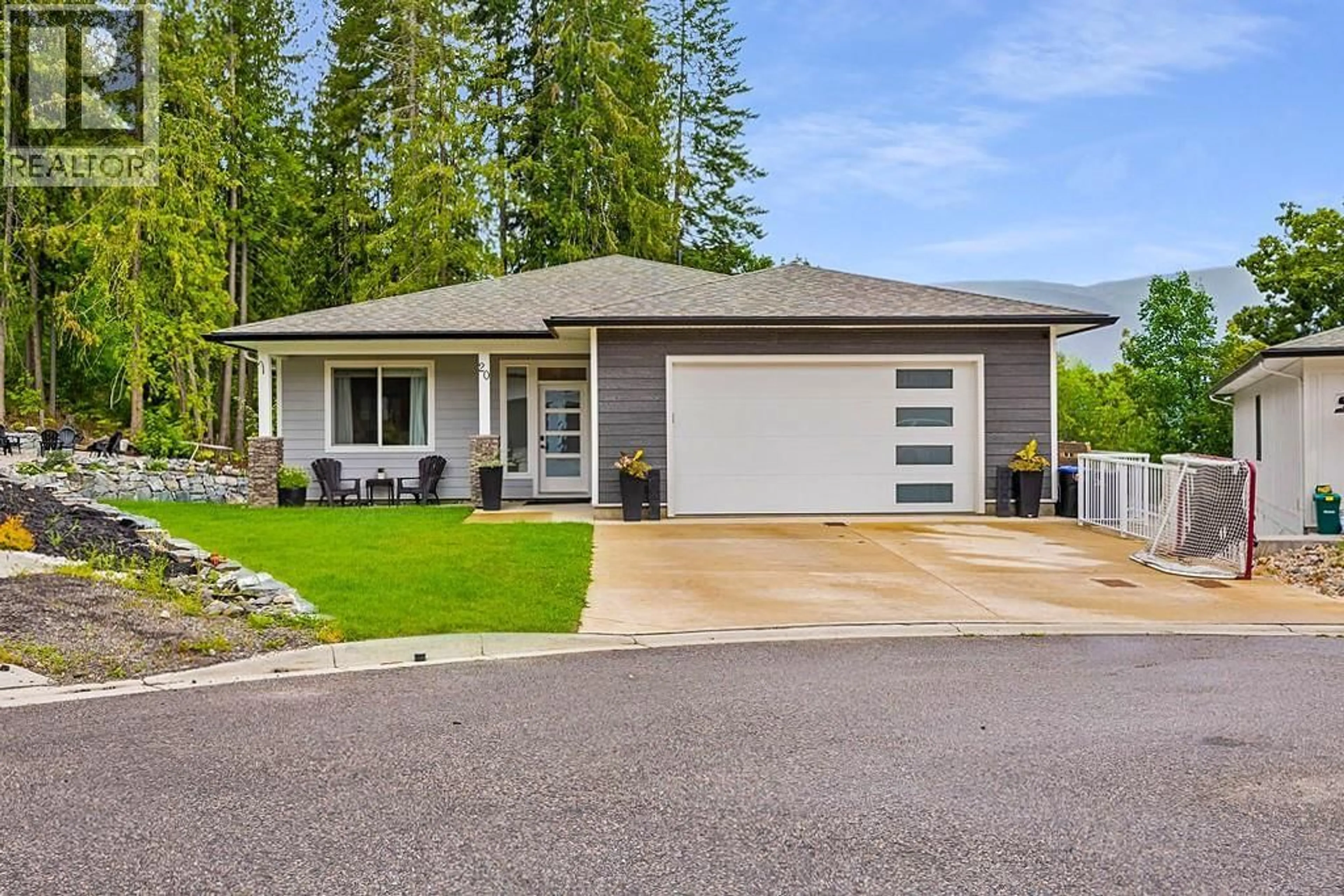 Home with vinyl exterior material, street for 20 15TH AVENUE SOUTHEAST, Salmon Arm British Columbia V1E0G3