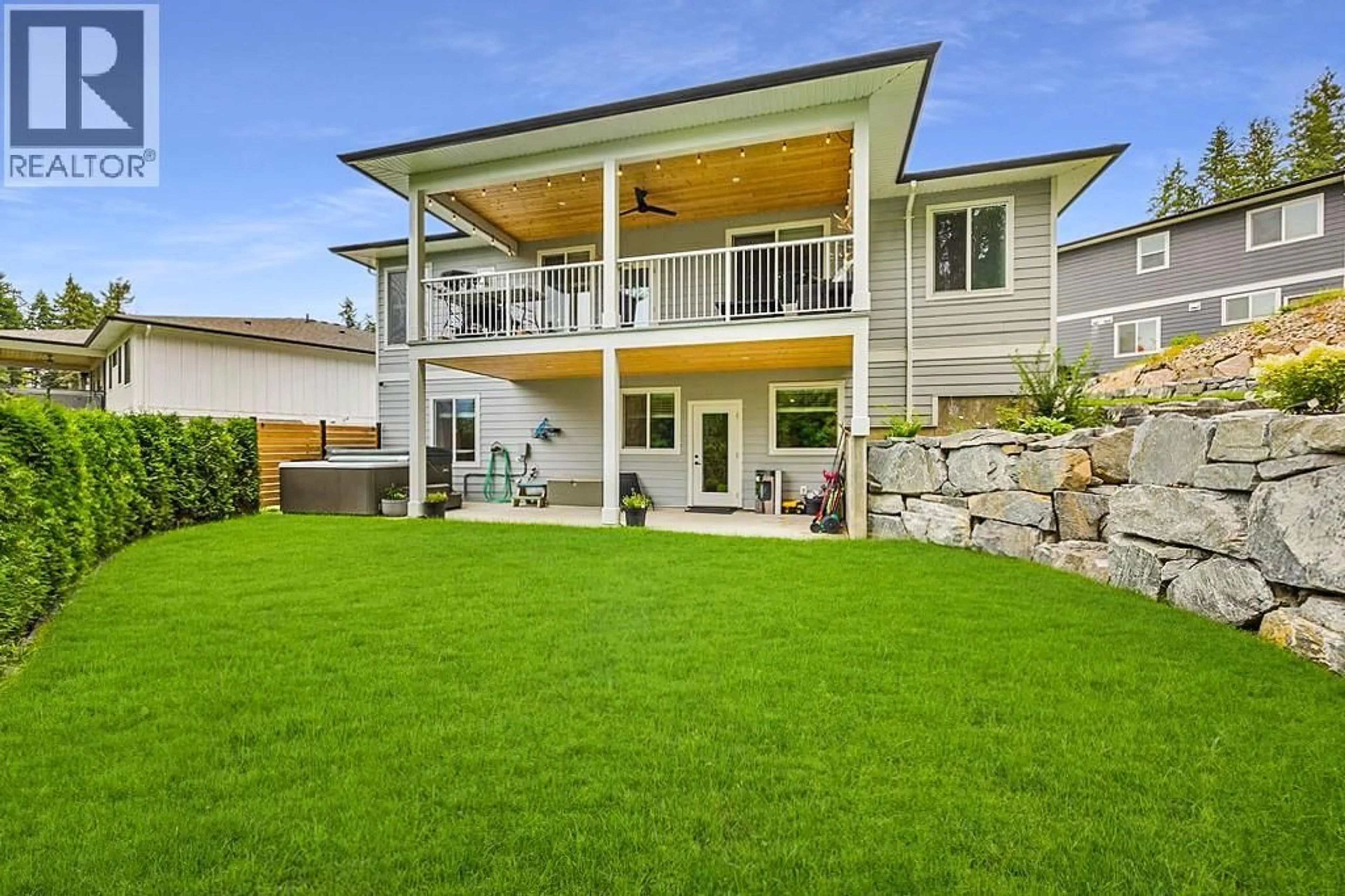 Home with vinyl exterior material, mountain view for 20 15TH AVENUE SOUTHEAST, Salmon Arm British Columbia V1E0G3