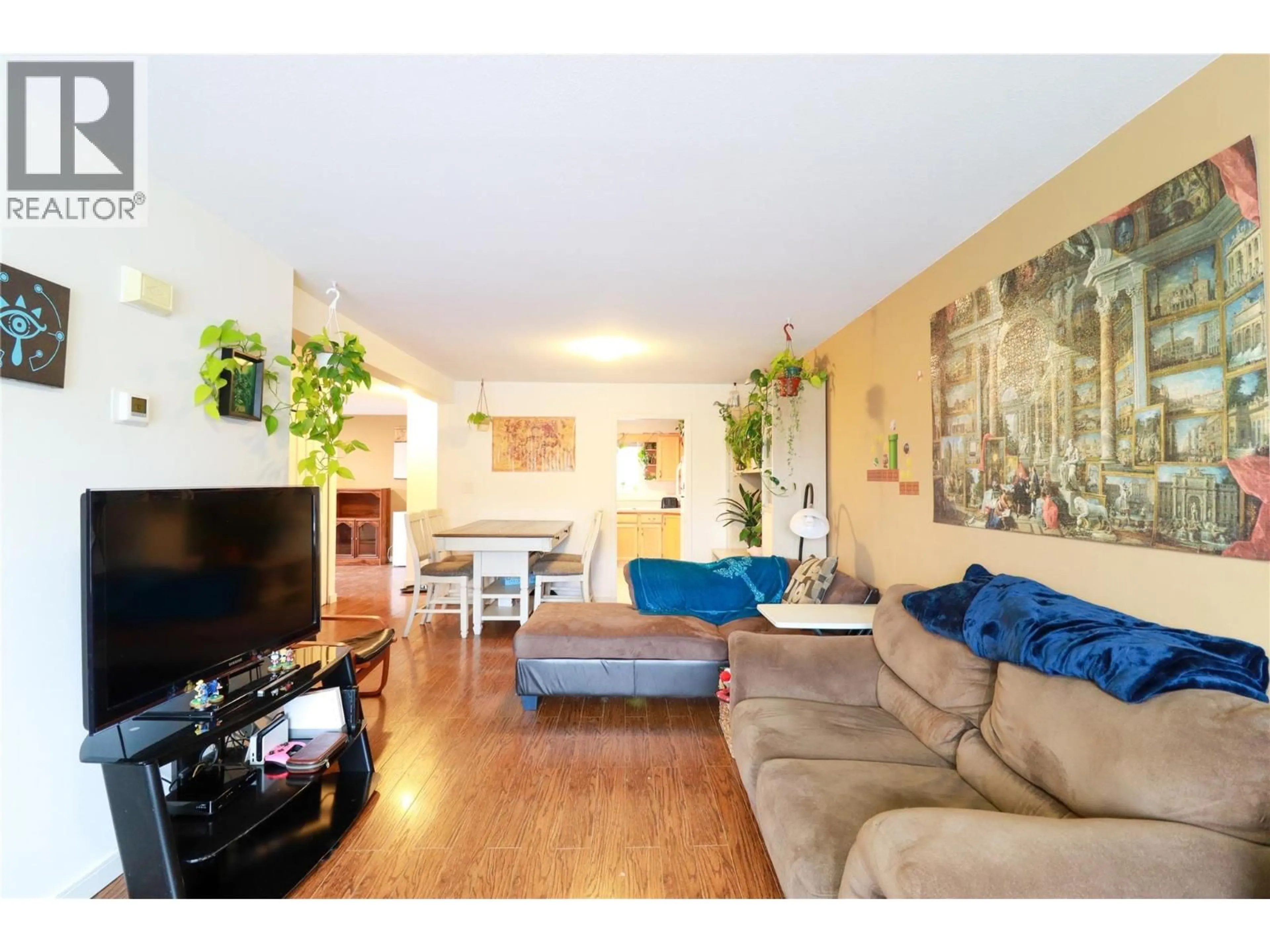 Living room with furniture, wood/laminate floor for 101 - 597 MUNICIPAL AVENUE, Penticton British Columbia V2A2R3