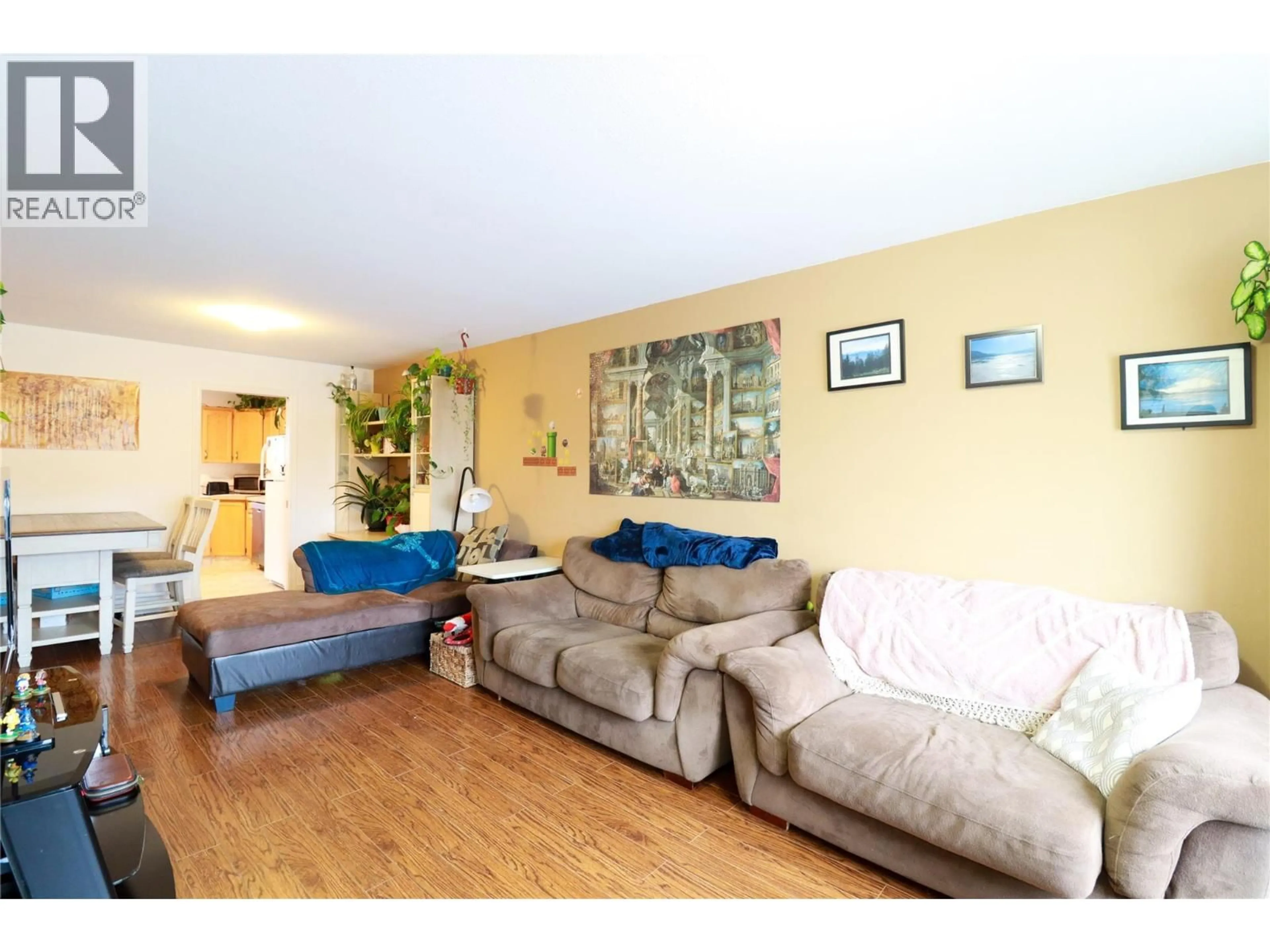 Living room with furniture, wood/laminate floor for 101 - 597 MUNICIPAL AVENUE, Penticton British Columbia V2A2R3