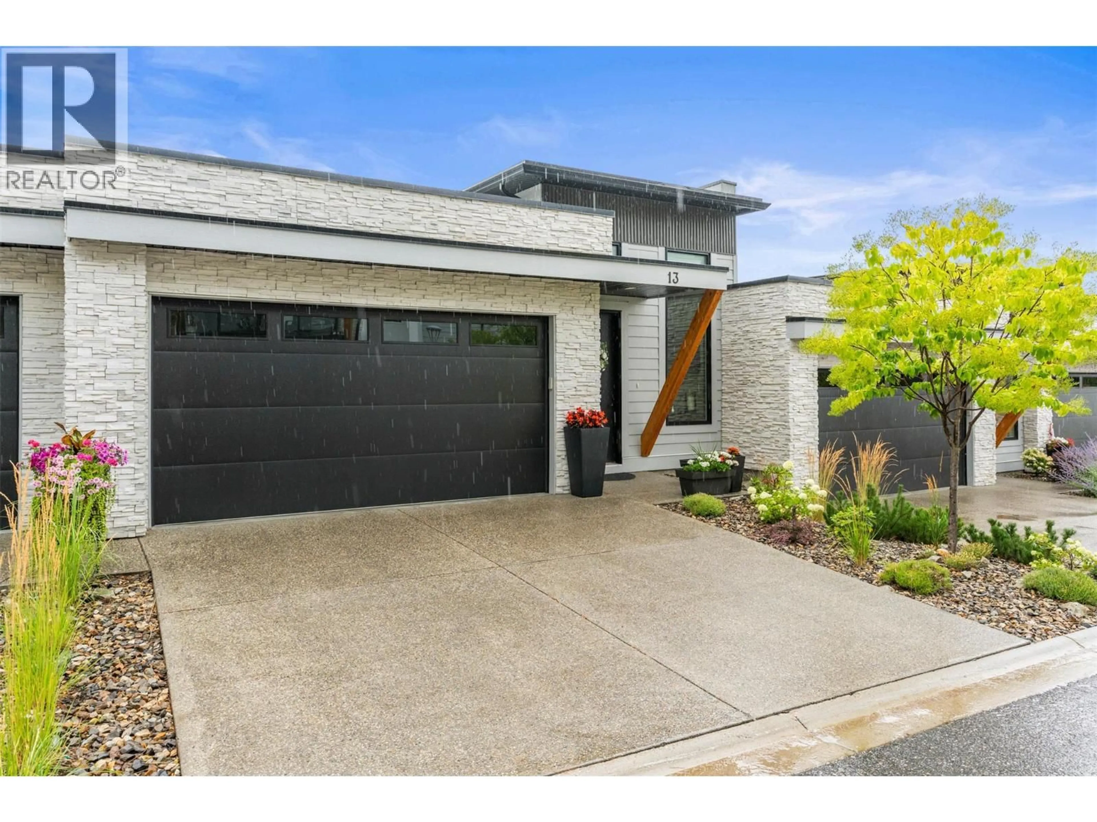 Indoor garage for 13 - 269 DIAMOND WAY, Vernon British Columbia V1H0A3