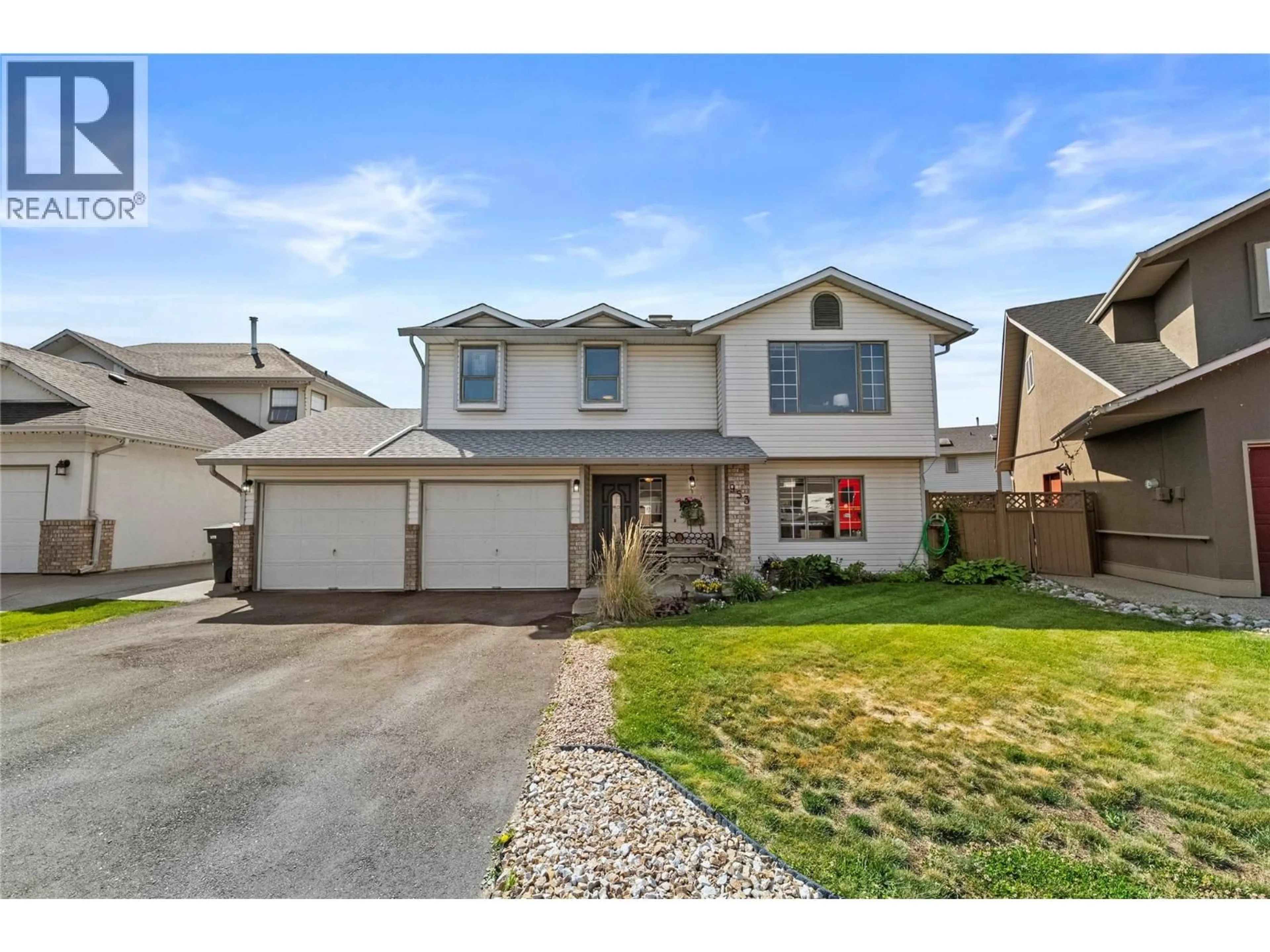 Home with vinyl exterior material, street for 953 LINCOLN COURT, Kamloops British Columbia V2B8K2