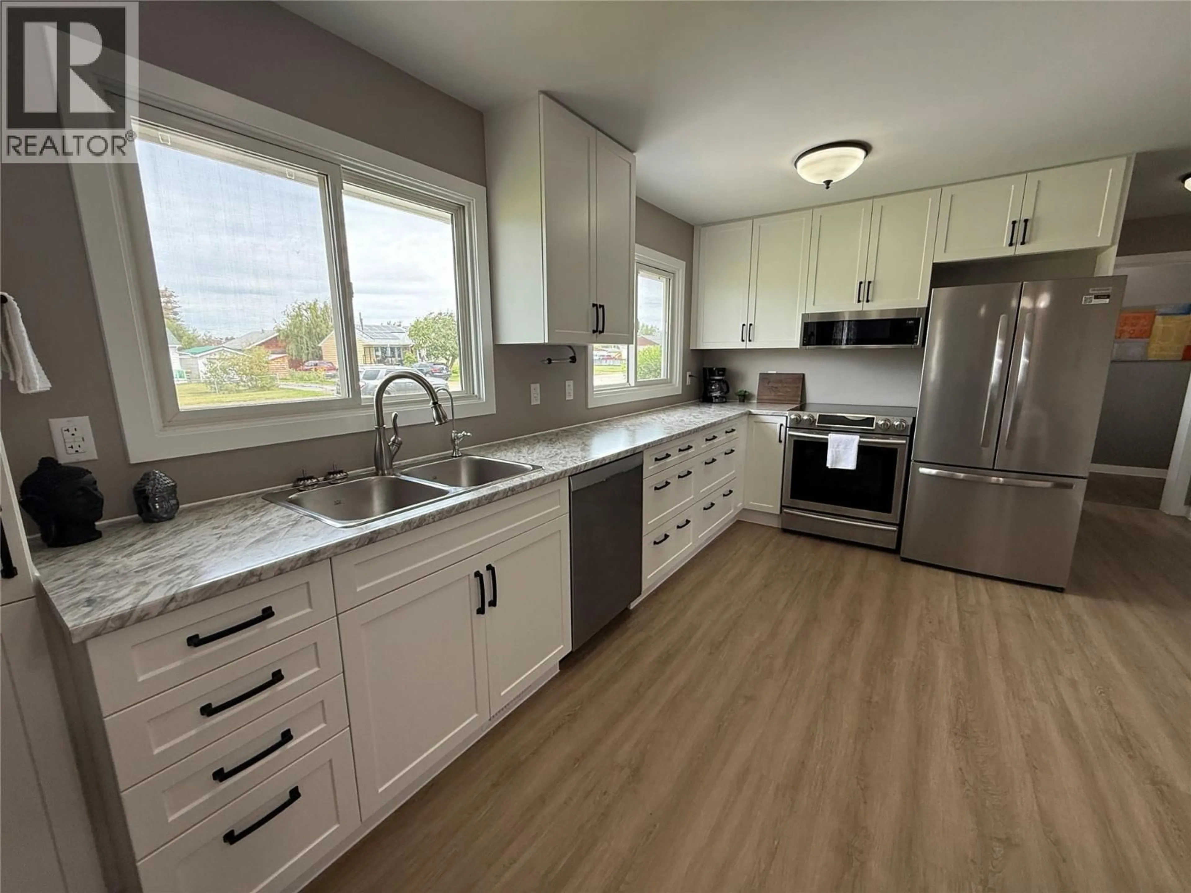 Open concept kitchen, unknown for 913 111 AVENUE, Dawson Creek British Columbia V1G2X4