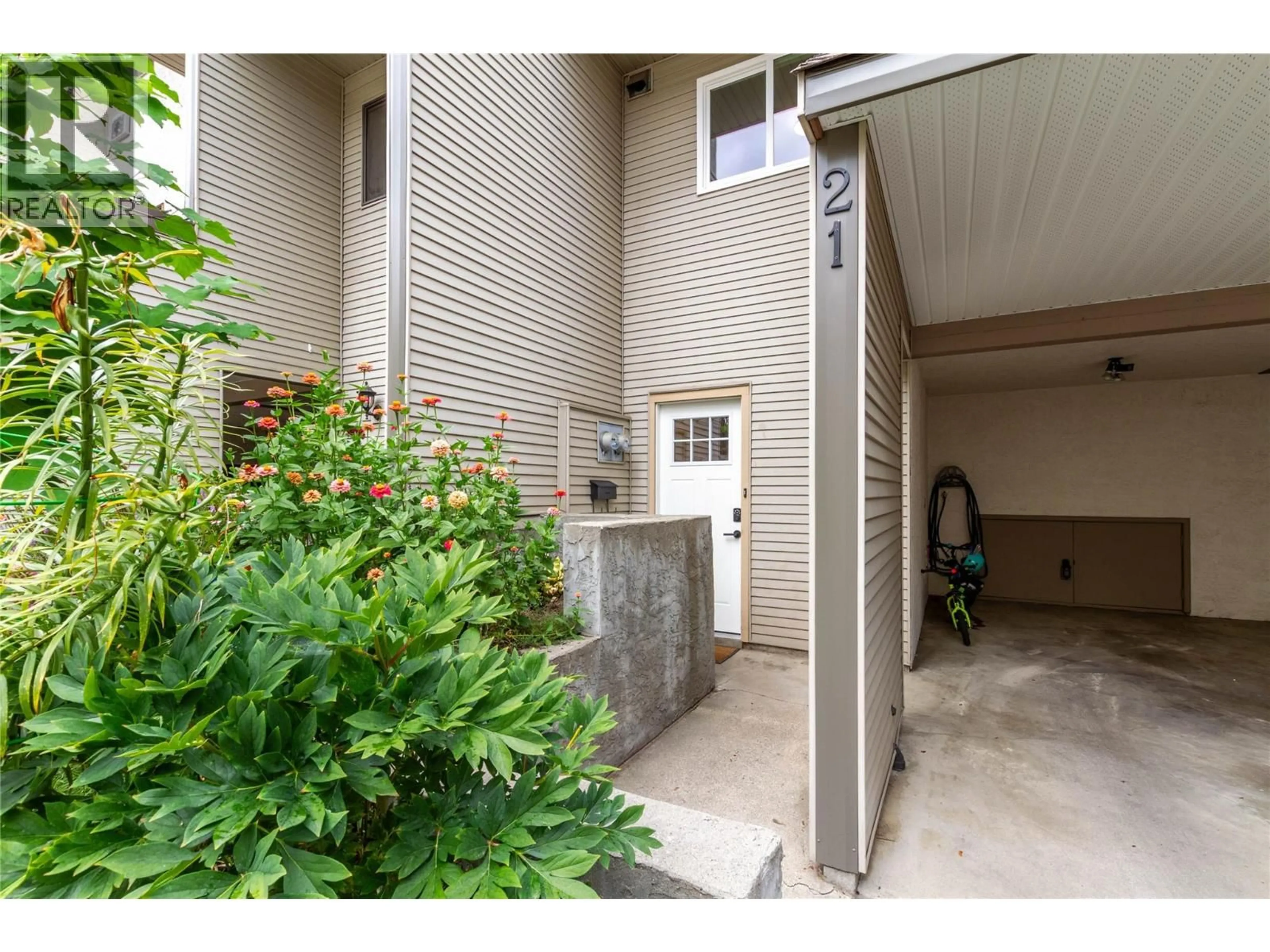Indoor foyer for 21 - 1985 BURTCH ROAD, Kelowna British Columbia V1Y4B4