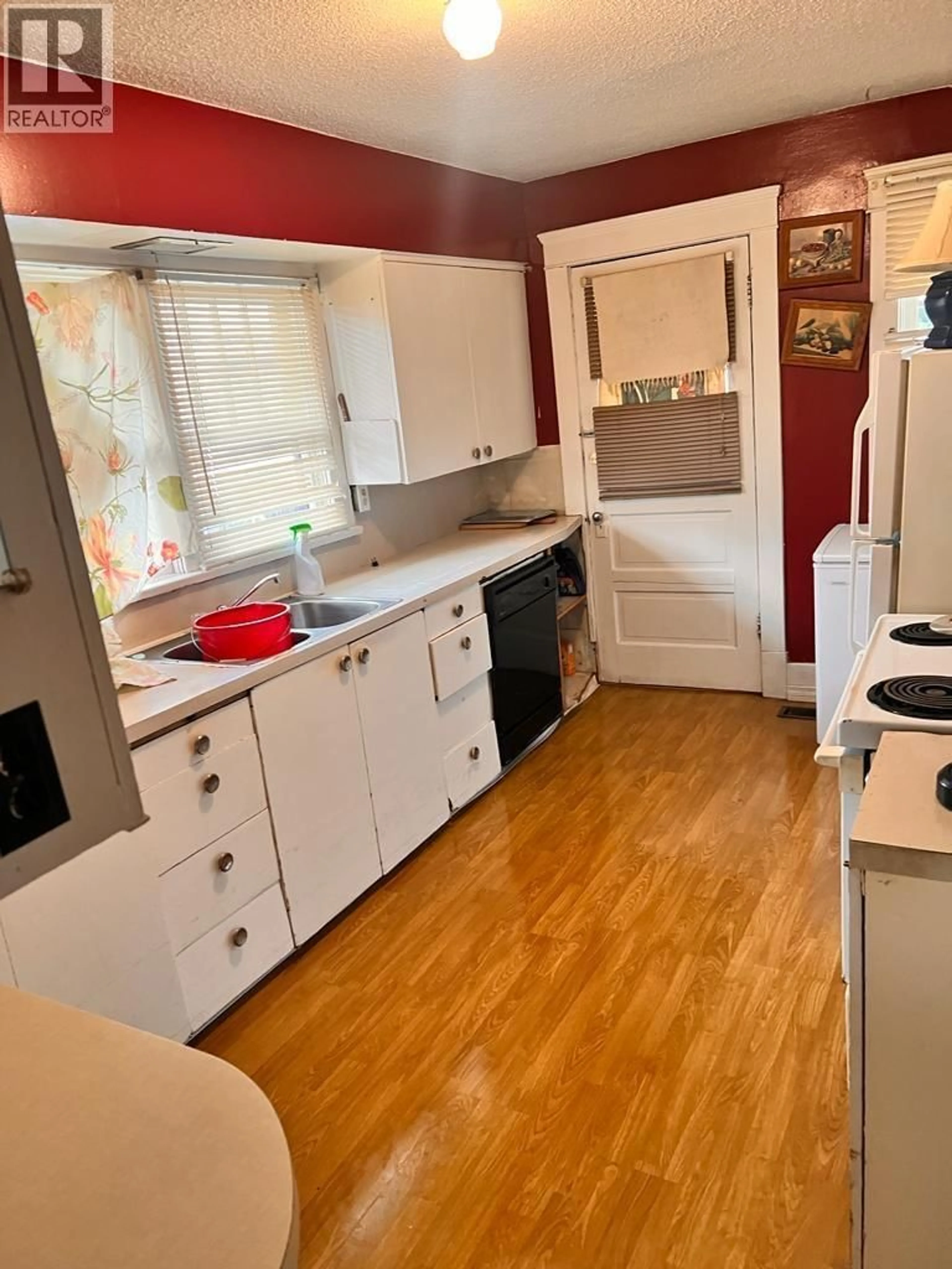 Standard kitchen, unknown for 468 VAN HORNE STREET, Penticton British Columbia V2A4K7