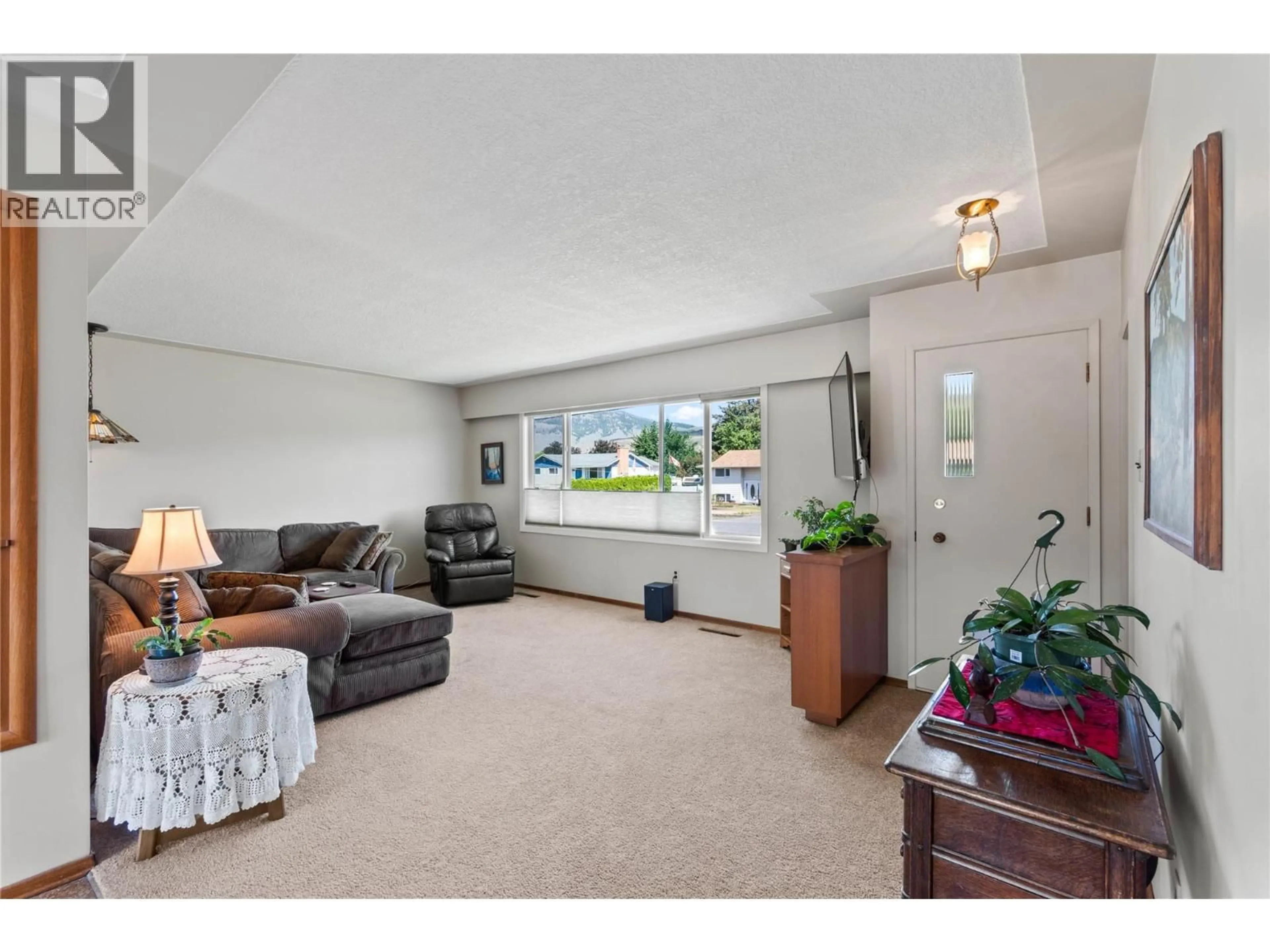 Living room with furniture, unknown for 2321 YOUNG AVENUE, Kamloops British Columbia V2B4M7
