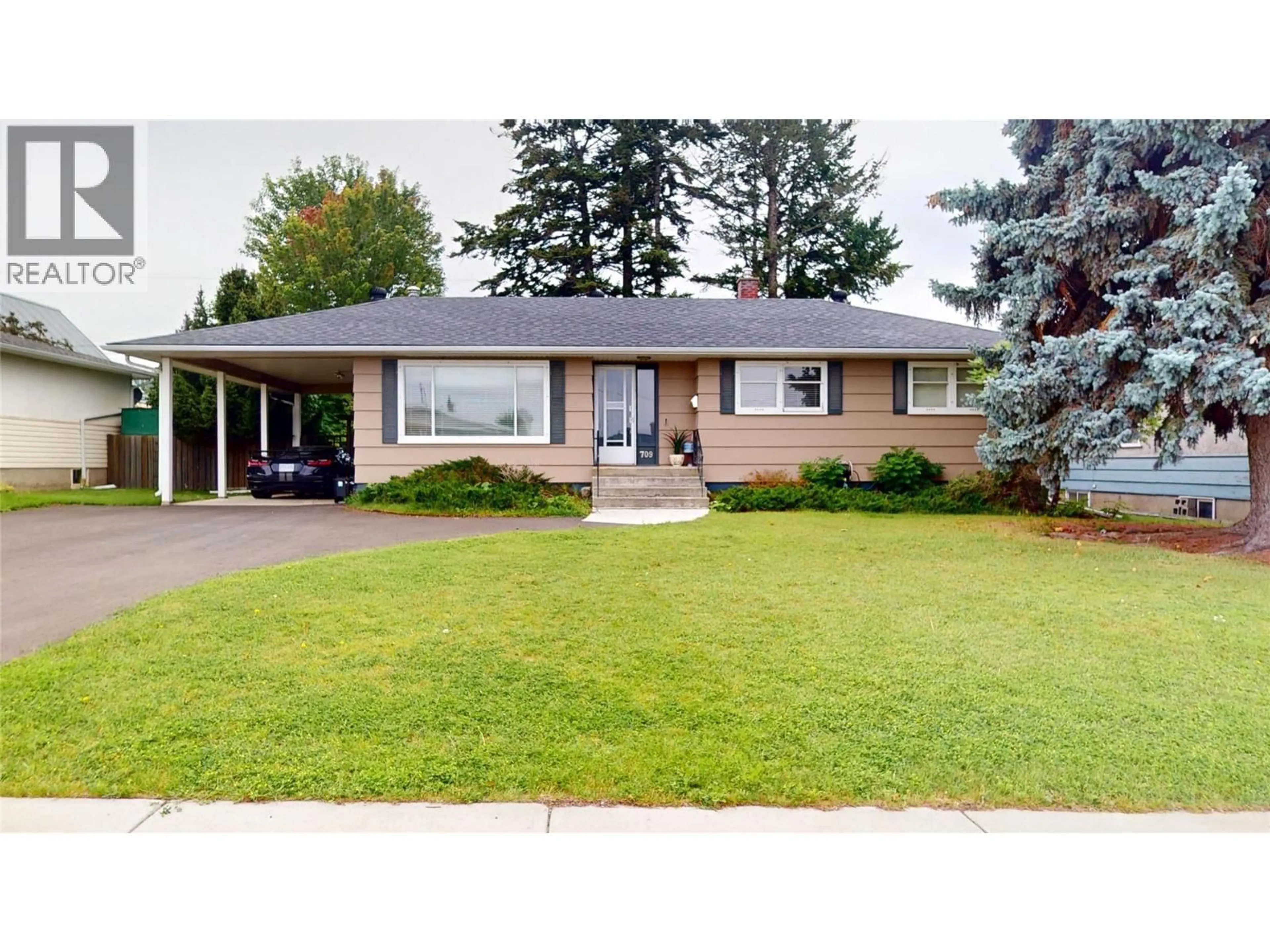 Home with vinyl exterior material, street for 709 9TH STREET SOUTH, Cranbrook British Columbia V1C1R6