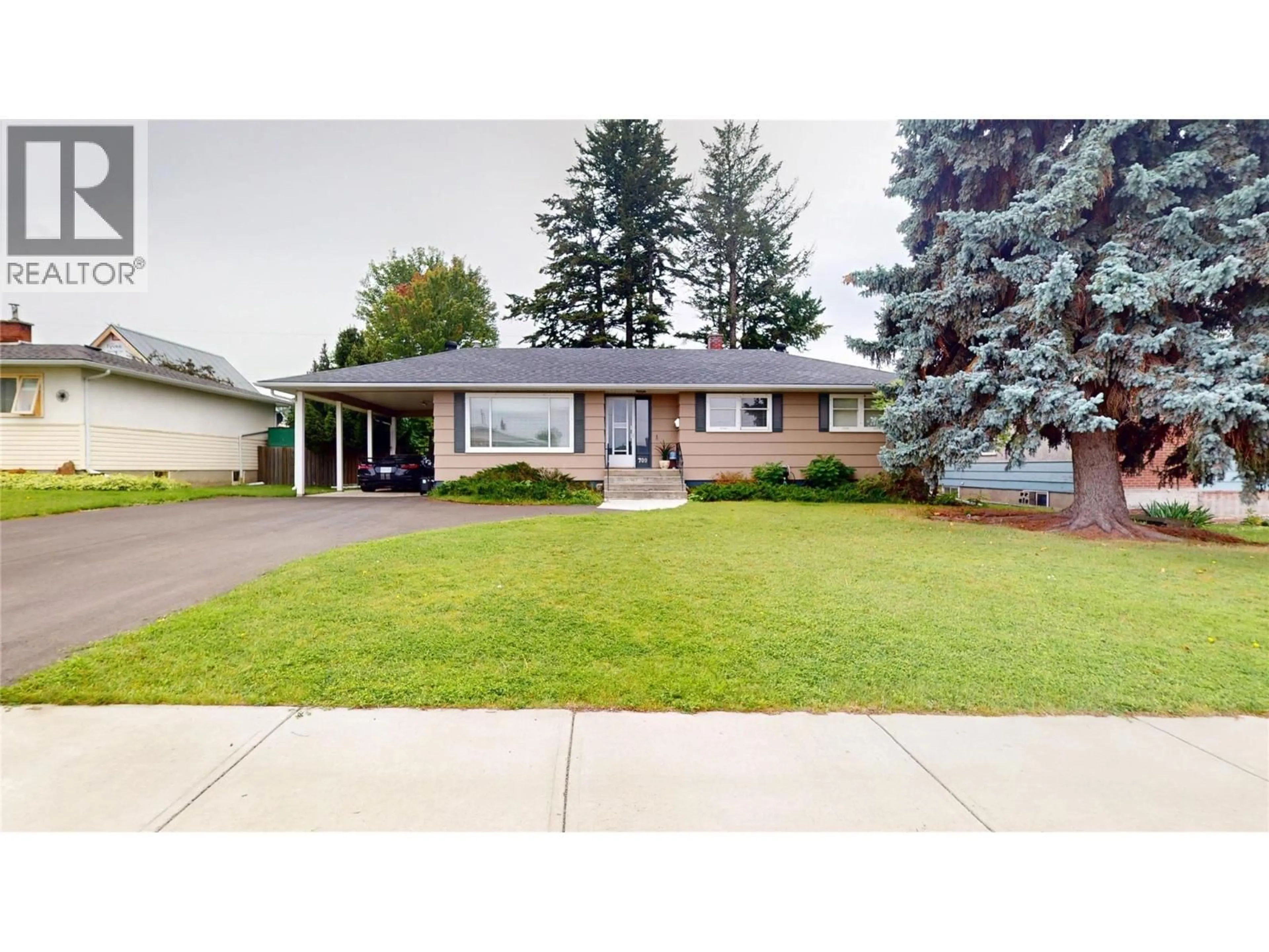 Home with vinyl exterior material, street for 709 9TH STREET SOUTH, Cranbrook British Columbia V1C1R6