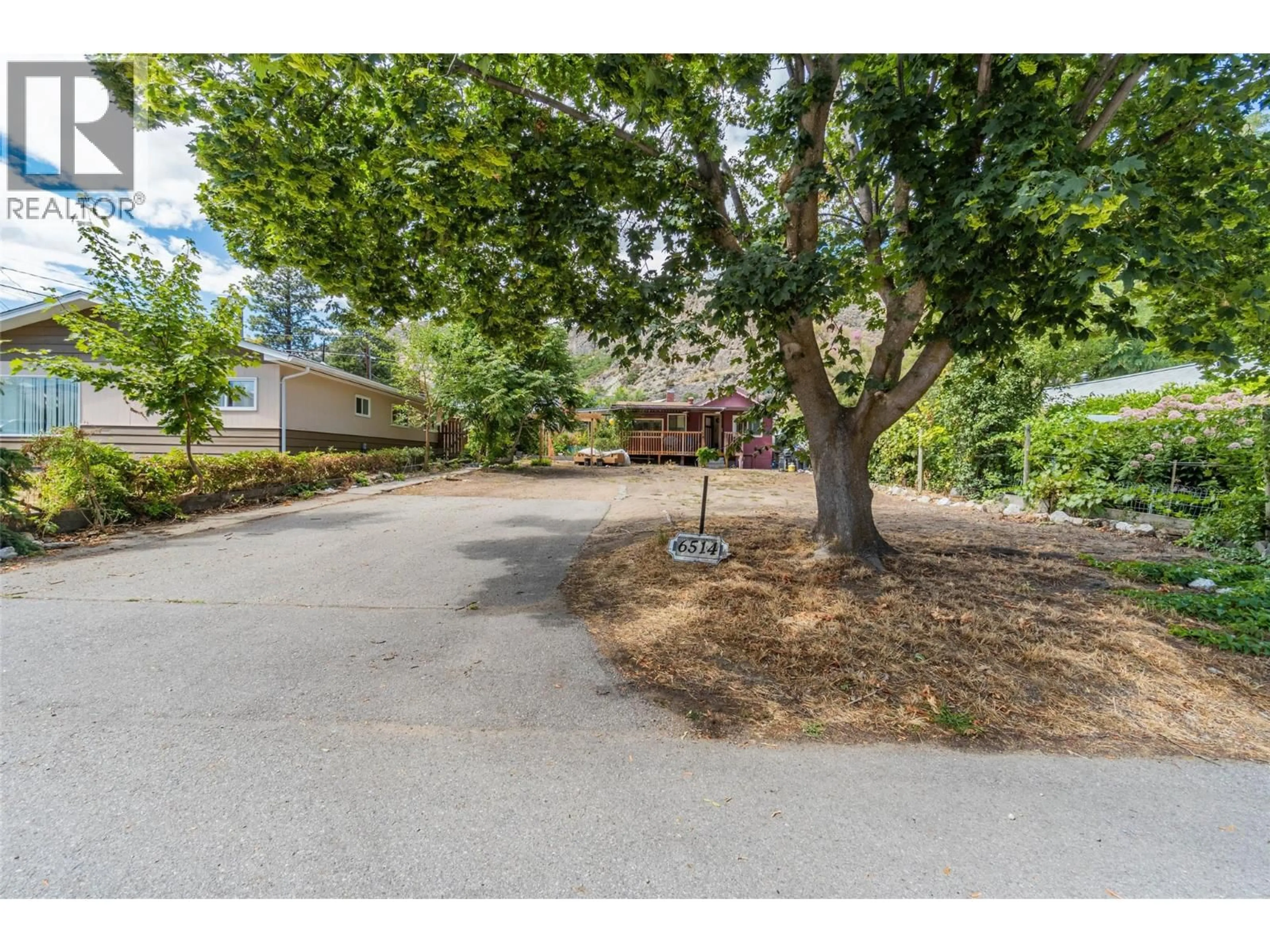 A pic from outside/outdoor area/front of a property/back of a property/a pic from drone, street for 6514 HOLLOW STREET, Oliver British Columbia V0H1T0