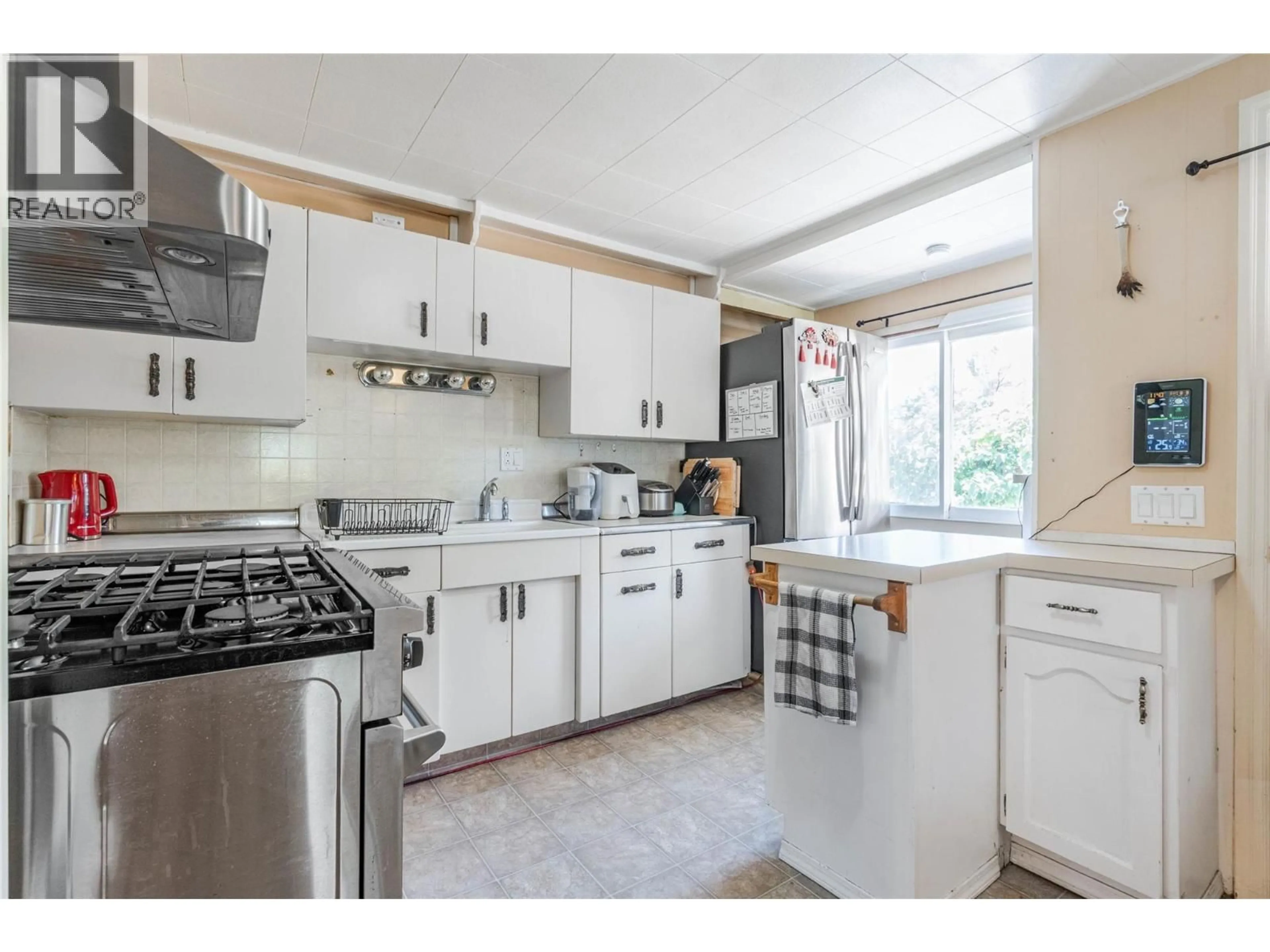 Standard kitchen, unknown for 6514 HOLLOW STREET, Oliver British Columbia V0H1T0
