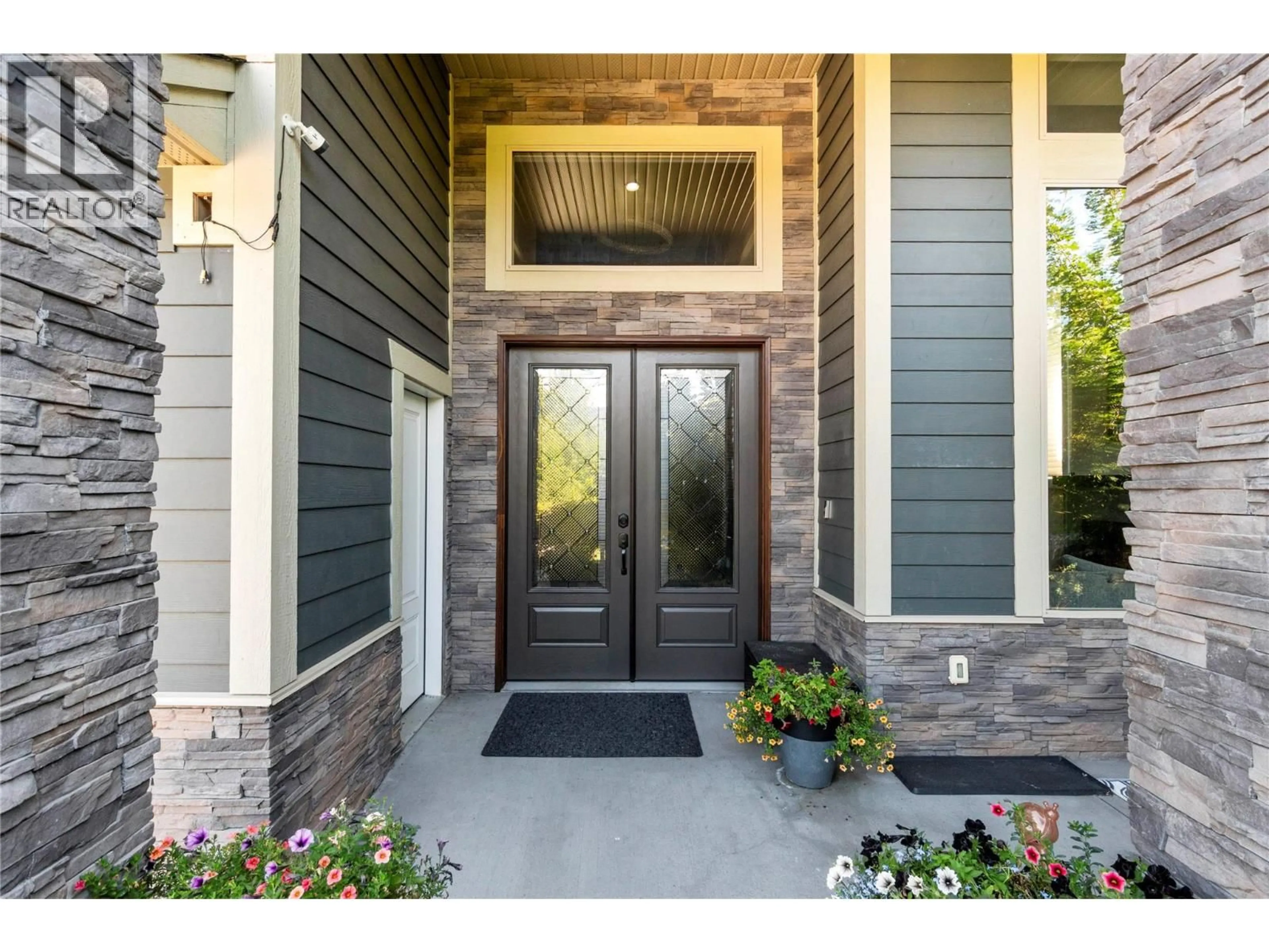 Indoor entryway for 1180 SHUSWAP STREET SOUTHEAST, Salmon Arm British Columbia V1E1J3