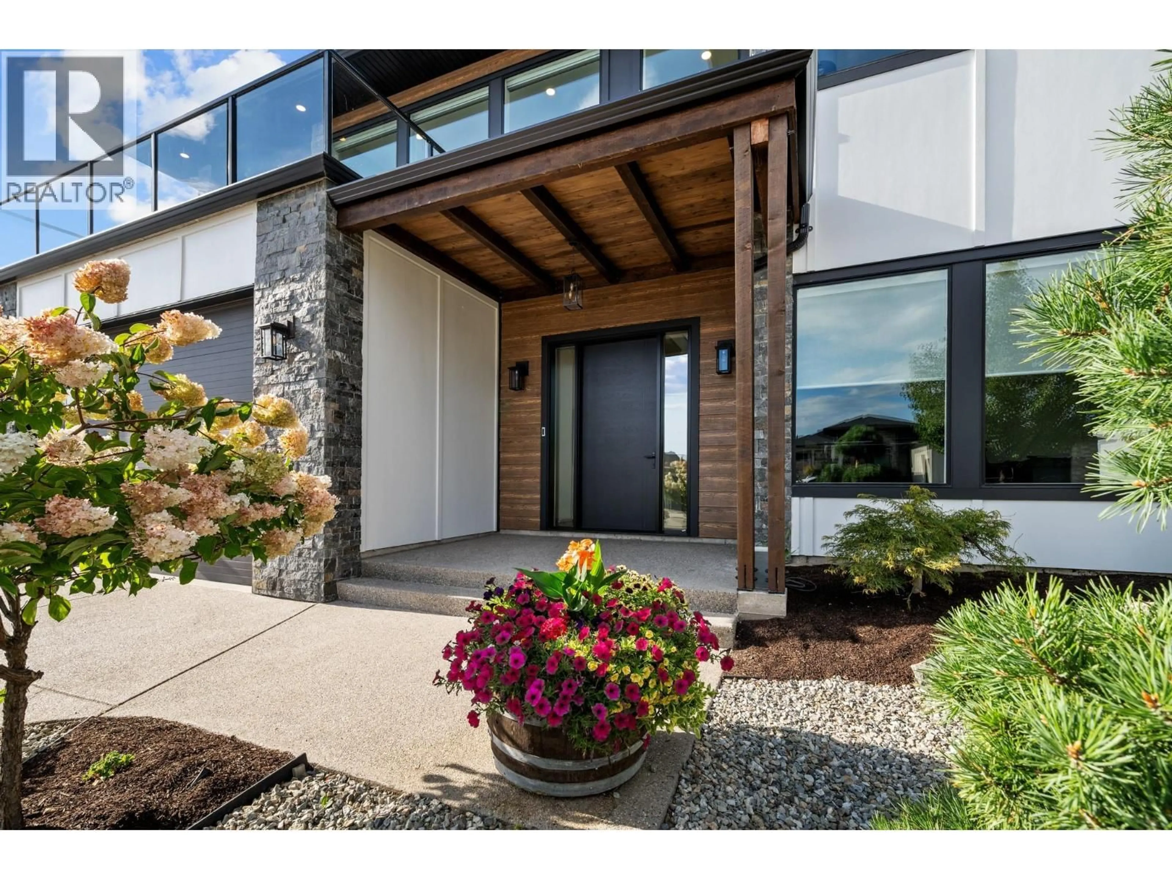 Indoor entryway for 7158 APEX DRIVE, Vernon British Columbia V1B4E4