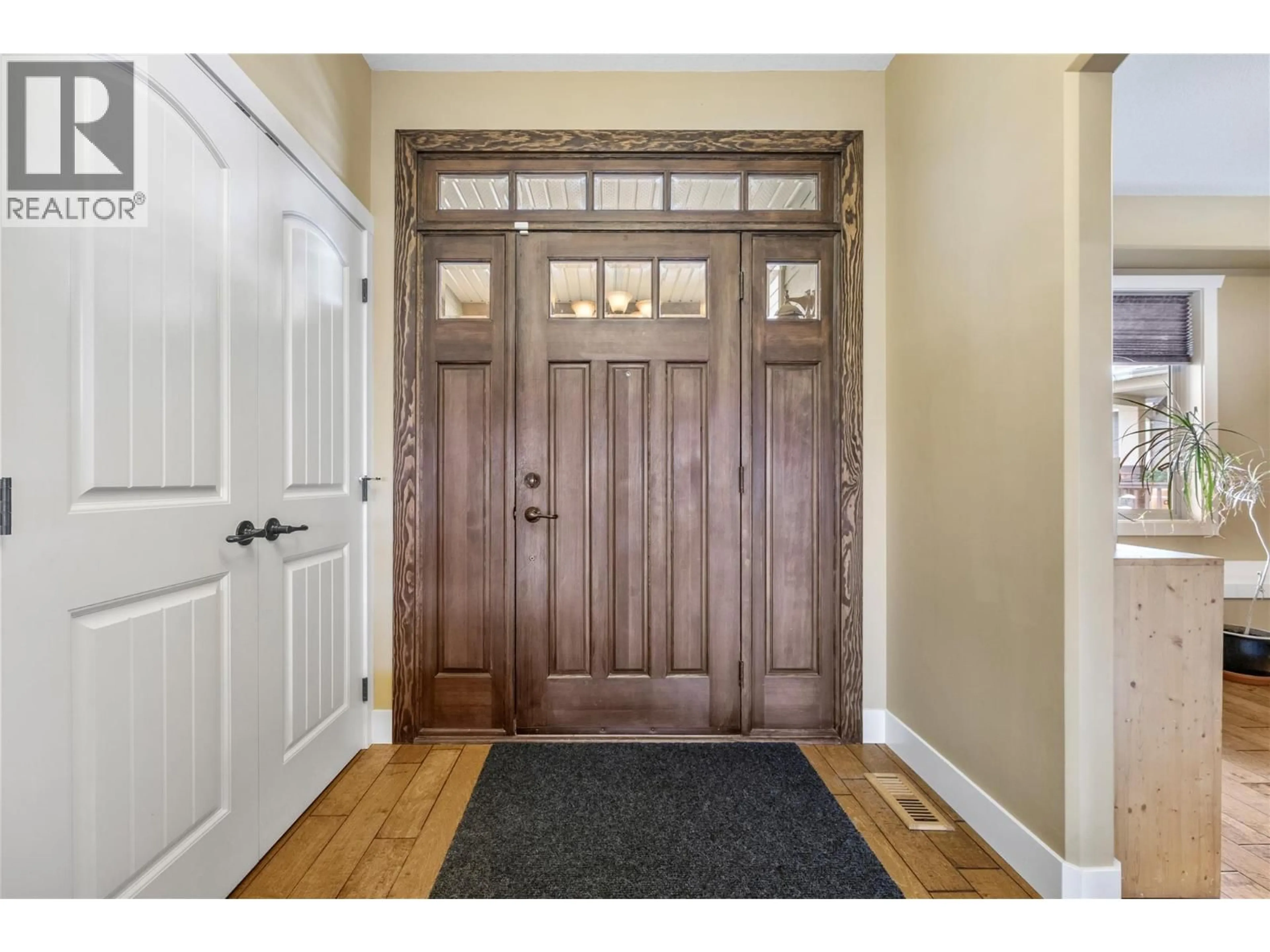 Indoor entryway for 338 PRESTWICK LANE, Kelowna British Columbia V1P1R7