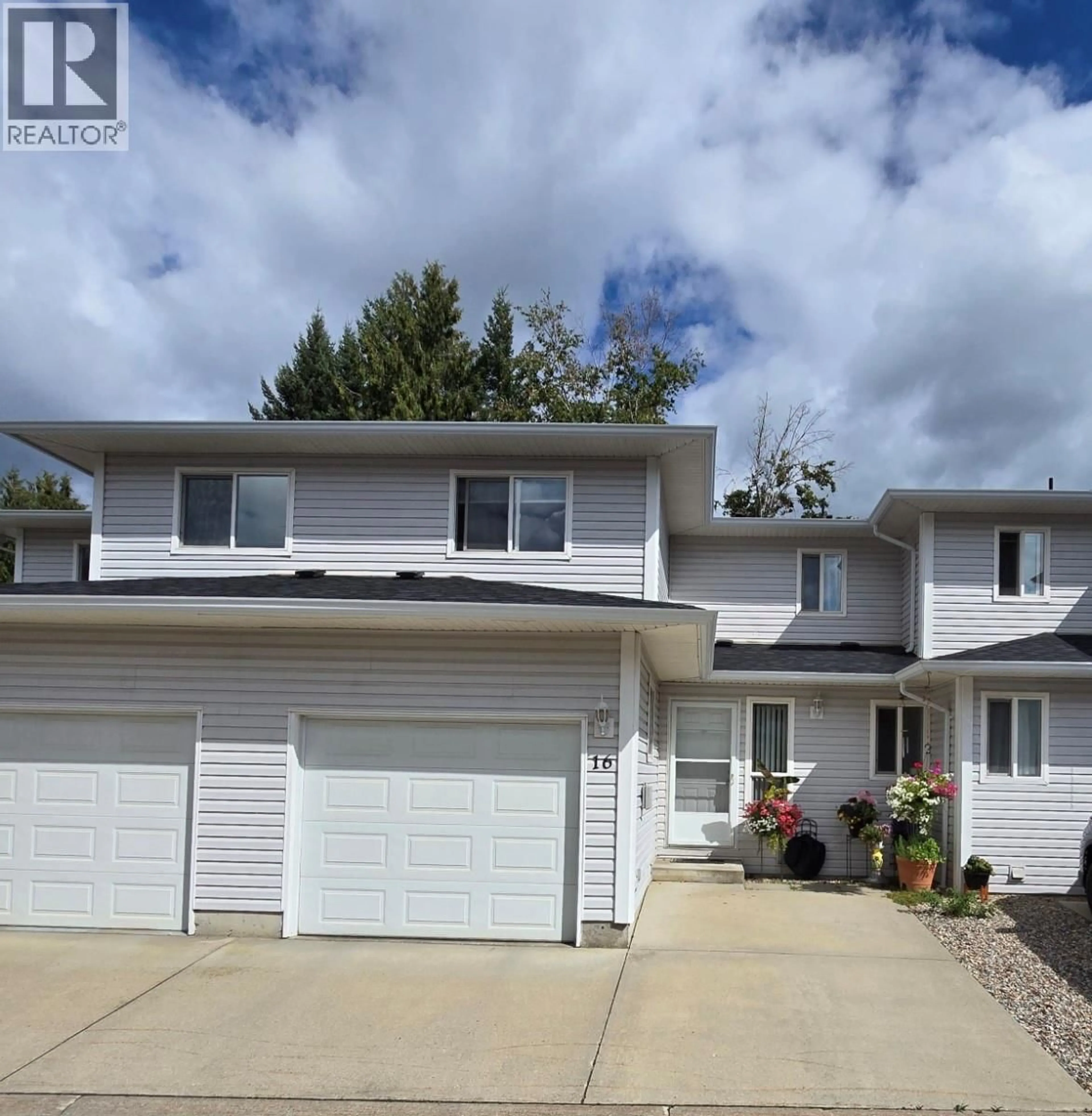 Home with vinyl exterior material, street for 16 - 2951 11 AVENUE NORTHEAST, Salmon Arm British Columbia V1E1V8