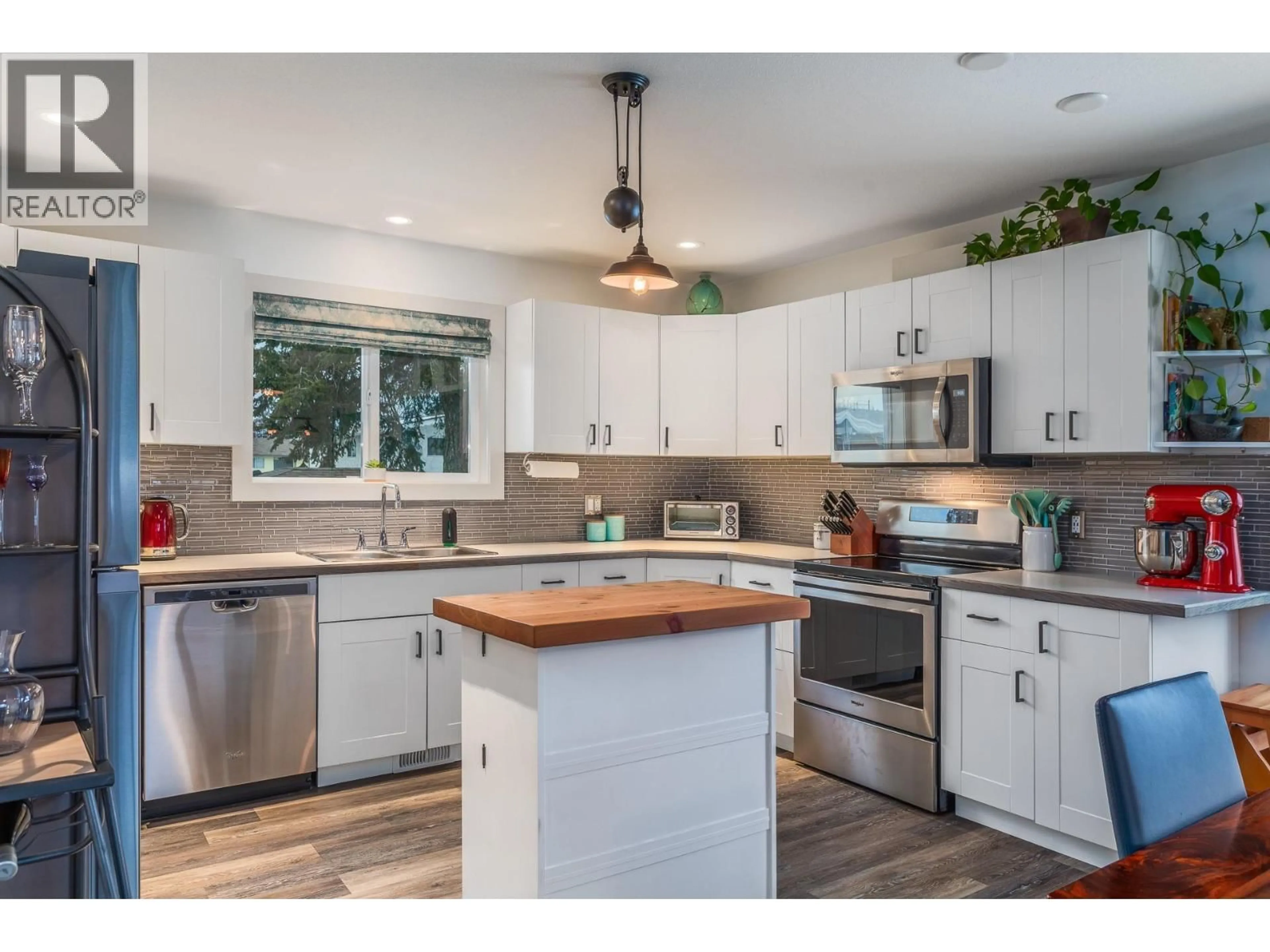 Open concept kitchen, wood/laminate floor for 384 HARDIE ROAD, Kelowna British Columbia V1X2H2